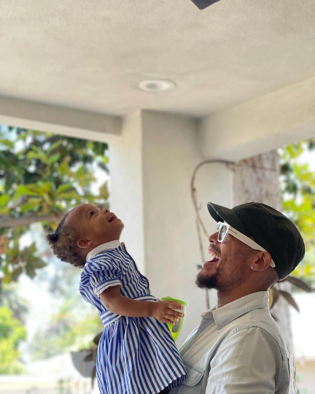 Kelly McCrearyさんのインスタグラム写真 - (Kelly McCrearyInstagram)「Dear Pops, thank you for enriching each of our days and nights  with your love, wisdom, chill, and silliness. You make magic out of the one-on-one moments, and every minute of our cherished family time is always so special. There is no one like you in the world and no one Indi and I would rather be doing this life thing with. Happy Father’s Day @petechatmon! ♥️💐🥃」6月19日 6時42分 - seekellymccreary