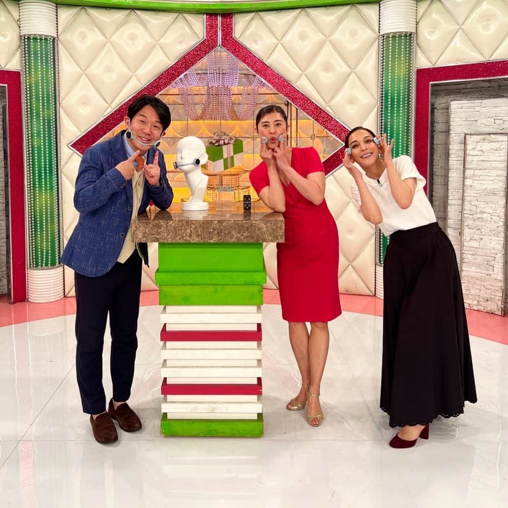 間々田佳子のインスタグラム：「6/19 11:00頃〜の フジテレビ番組「ノンストップ！」 通販番組コーナー「いいものプレミアム」に、出演します❗️  私が監修を務めたEMS美顔器「イコエル フェイシャルネックリフト」 特徴や使い方を紹介しています😊✨  出演者の皆さんからは  👉小さいのにパワフル 👉振動がブルブルくる 👉ジェルをつけなくていいから嬉しい 👉軽い 👉痛くない  など とても好評でした。詳しくは番組をご覧ください。  番組公式サイトでは✨特別価格✨で購入できるキャンペーンを実施中 6/21（水）まで　28,600円→15,980円  https://www.dinos.co.jp/tv/premium_s/  ※放送内容やキャンペーン期間等は変更になる場合があります  #いいものプレミアム  #フジテレビ #ノンストップ #間々田佳子 #表情筋研究家 #顔を動かすことで人生を変える #フェイシャルネックリフト  #イコエル」