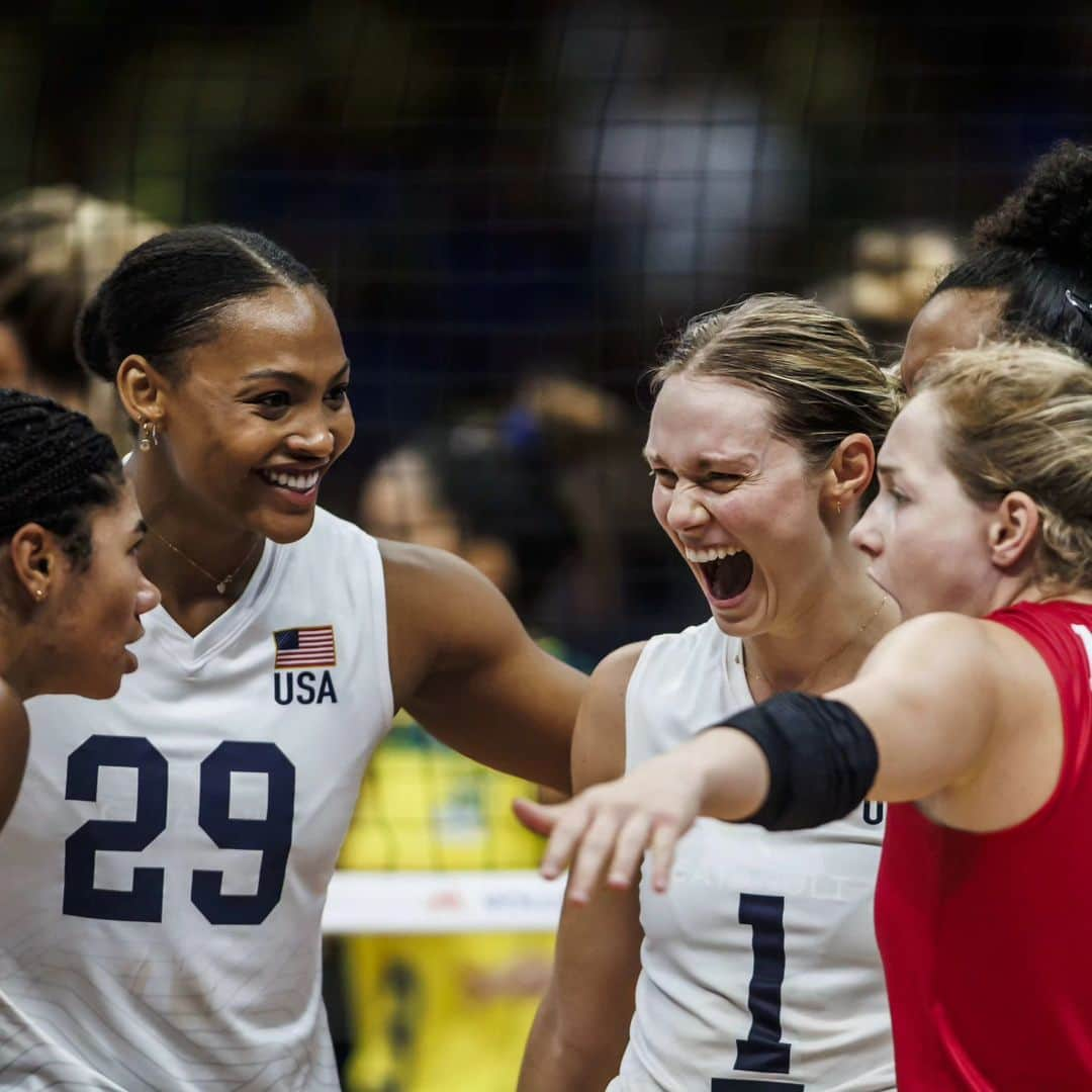 USA Volleyballさんのインスタグラム写真 - (USA VolleyballInstagram)「The U.S. Women shocked Brazil with a sweep (25-22, 25-19, 25-22) in front of 10,000 fans in Brasilia on Sunday.  Story and stats at 🔗 in our bio」6月19日 6時50分 - usavolleyball