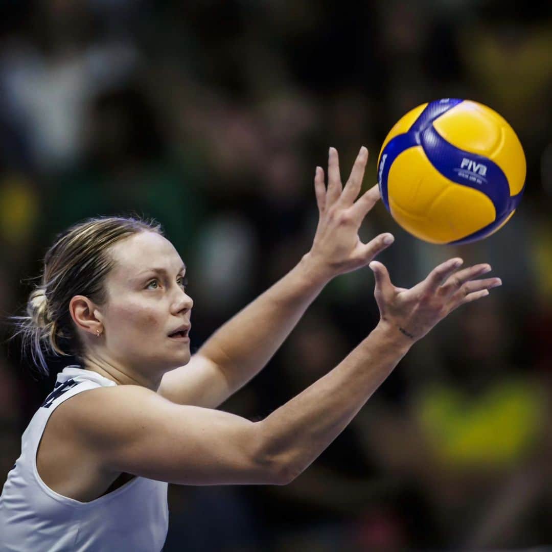 USA Volleyballさんのインスタグラム写真 - (USA VolleyballInstagram)「The U.S. Women shocked Brazil with a sweep (25-22, 25-19, 25-22) in front of 10,000 fans in Brasilia on Sunday.  Story and stats at 🔗 in our bio」6月19日 6時50分 - usavolleyball