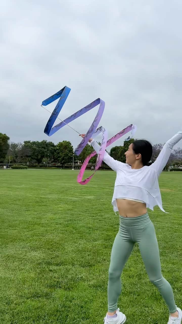 篠原枝令菜のインスタグラム：「The moment I saw Mitsuri’s sword in Demon Slayer, I KNEW I had to make this!! 🤩💗💚   #demonslayer #mitsuri #mitsurikanroji #anime #rhythmicgymnastics #ribbon」