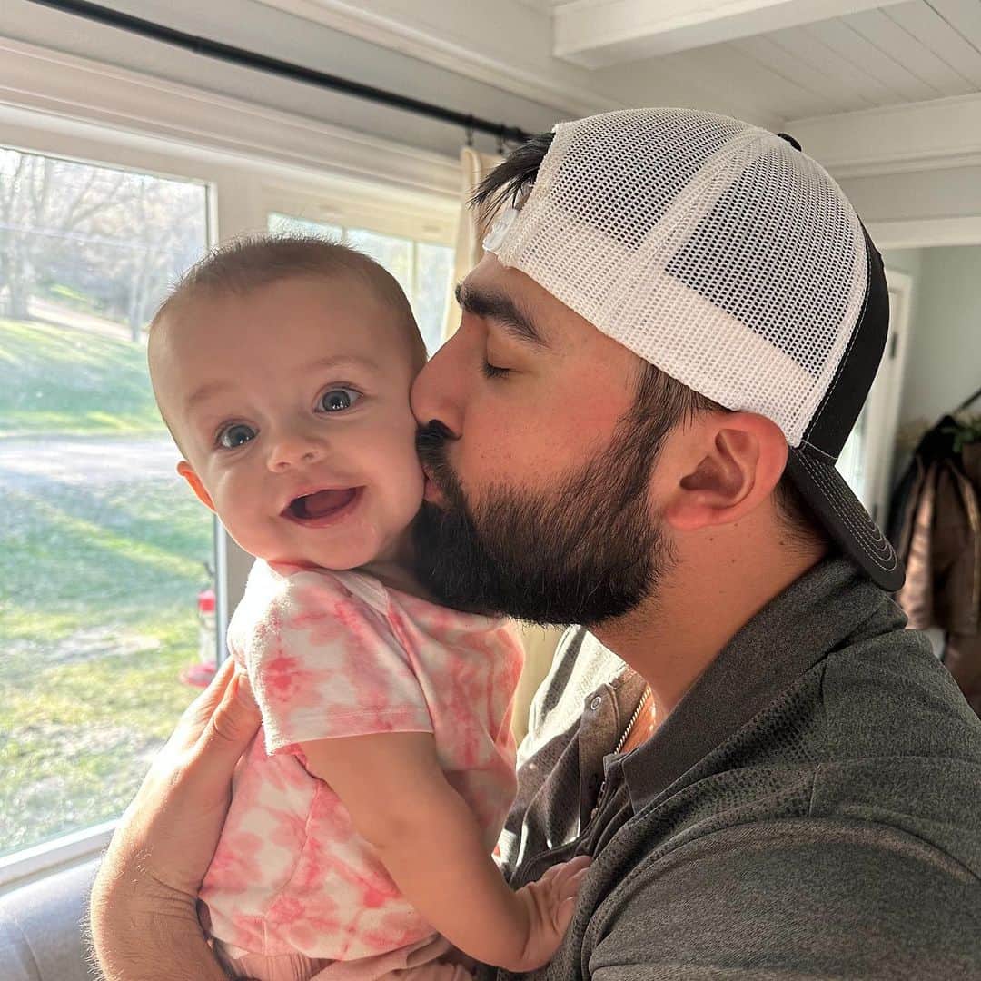 のインスタグラム：「Happy Father’s Day to all the superhero dads, granddads and care takers in our Carter’s family! 🦸  📣 This year we wanted to help create unforgettable moments by surprising these soon-to-be dads with the ultimate Father’s Day gift. Check out our stories, we've been spotlighting these fathers and some very epic news all day!」