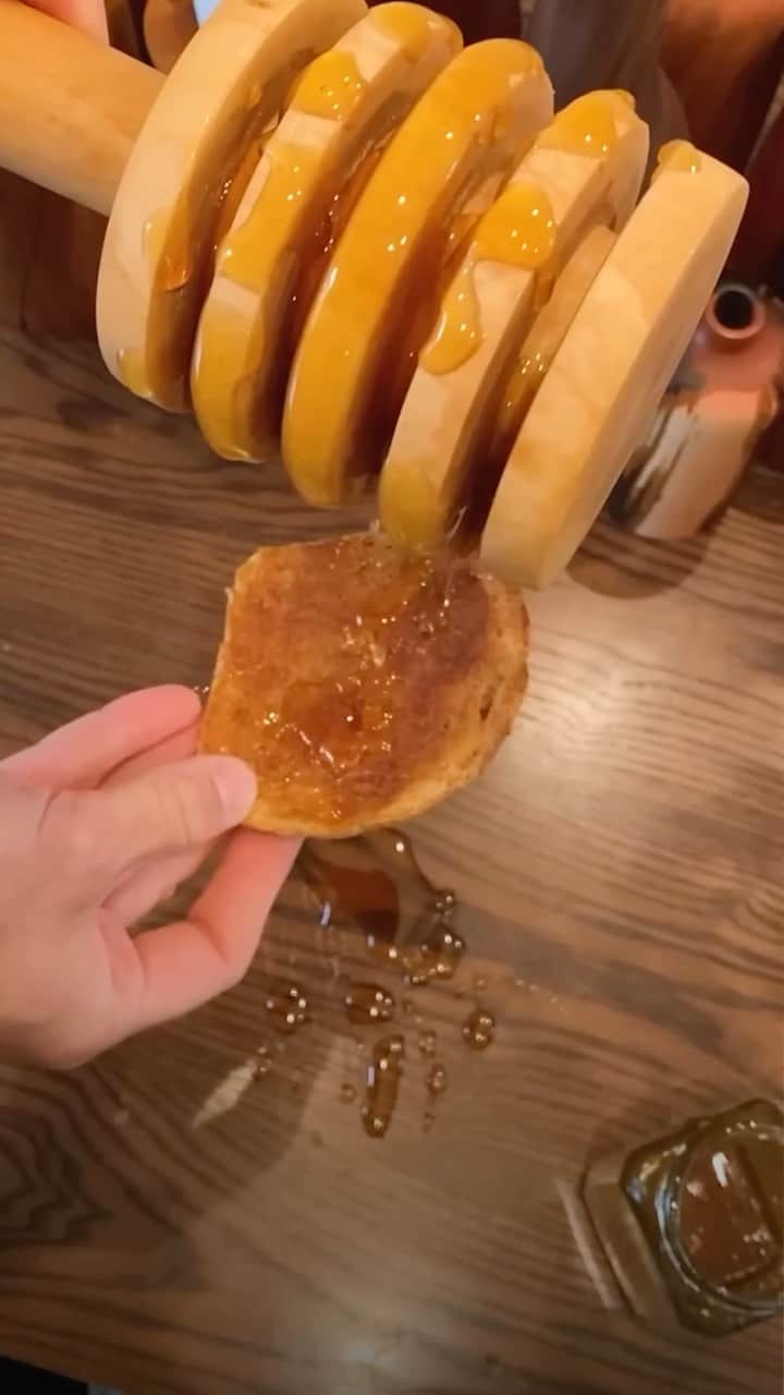 のインスタグラム：「anyone have a GIANT bowl of honey for @justindavies?? 🐝🐝🐝」