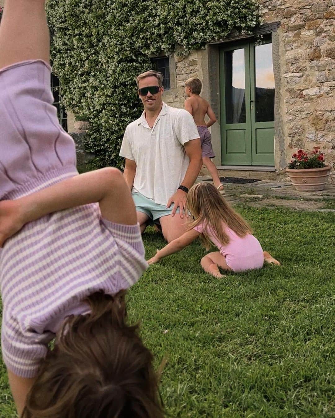 Amber Fillerup Clarkのインスタグラム：「Just some of the very many cute dad moments lately 🥰」