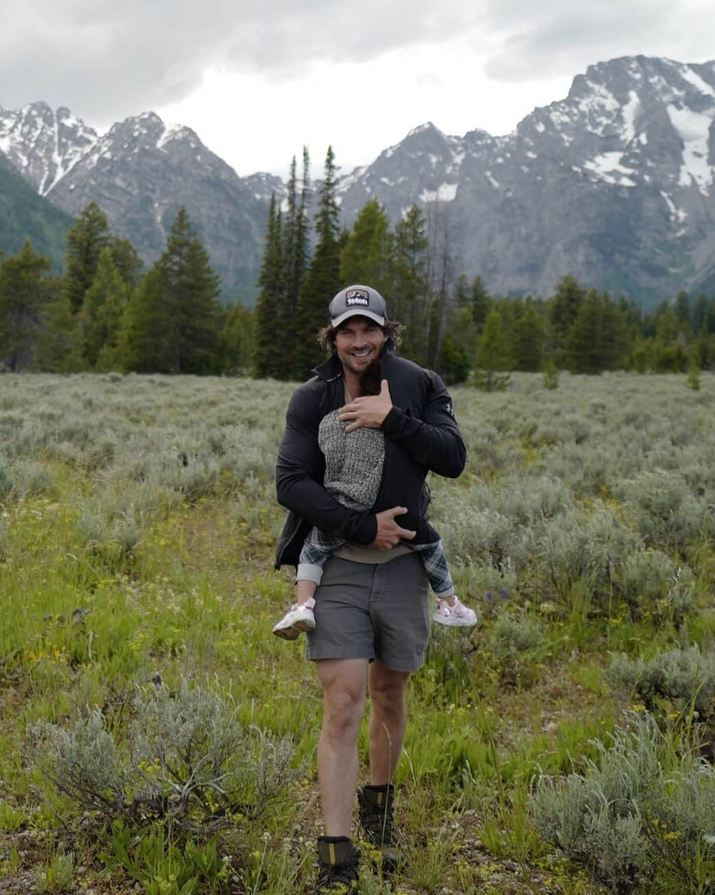 イアン・サマーホルダーのインスタグラム：「Nothing better than being a dad… Happy Fathers Day to you papas out there. May we as dads always strive to improve ourselves in every way so that we may be the brightest beacons of light for our children. Guiding them and showing them how to safely navigate the treacherous and rocky waters of this life.   It’s up to US as dads to be strong and secure in our own skin through discipline, health and mental fortitude. These elements it seems, are necessary to be a kind, compassionate, and patient father. If you ever struggle with these things, just talk to someone about it. There’s nothing wrong with asking for help. It can change the world for your children and therefore change the world.   I believe with steadfast conviction that happy healthy people build happy and healthy societies BY making happy and healthy choices.   Cheers dads, Ian 🥃  Thank you for snapping this 📸 @nikkireed」