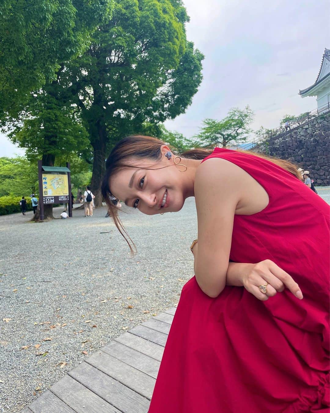 川上愛のインスタグラム：「. dress  @un3d_official  sandals  @un3d_official  earrings  @charlottechesnais  earphones  @beatsbydre   立派な木やお城を見ながら音楽を聴いて 色々考えたり、無になったり。  良い時間を過ごせました☺️  新しいイヤホンが調子良すぎて！ ノイズキャンセリングがレベルアップして 周りの観光客たちのガヤガヤお喋りが 一瞬で無になるあの瞬間の感動🥺  透けたデザインも可愛くてお気に入り✌️ (私のはトランスペアレントってカラー)  #beats #sponsored #BeatsStudioBuds+」