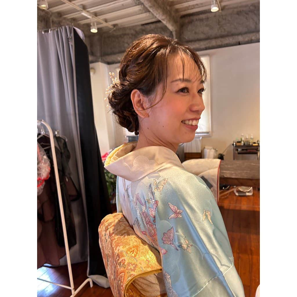 山田真以さんのインスタグラム写真 - (山田真以Instagram)「週末は、文化放送“走れ歌謡曲”のパーソナリティーの同期で、演歌歌手の杜このみちゃんと高安関の結婚披露宴に伺ってきました💍💖  このみちゃんとは、お仕事を超えて仲良くなり、ラジオのお仕事を離れてからも仲良くしてもらっています🥰💕 同じく同期の神谷美伽ちゃんと3人、独身の頃はみんなで遊んだりお買い物に行ったりこのみちゃんのコンサートに行ったりとても濃い時間を過ごすことが出来ました。 それぞれ結婚して、子どもが出来てからは、なかなか会えずにいたけれど、子育ての話をラインで話したり、会えずにいても交流は続いていました☺️💗  今回行われた結婚披露宴、700人を超える出席者だったそうで😳✨おふたりのお人柄が伺えるパーティーでした。 著名な方々の生ステージや祝辞に耳を傾けながら、久しぶりに会えた友人たちや、放送局の方々とお話が出来て楽しい時間でした🕊 会えない時間が続いていましたが、このみちゃんのお陰で良いきっかけが出来ました🍒 近々、またみんなで会えたら嬉しいな。  改めて、このみちゃん、高安関、ご結婚おめでとうございます💗💗 また家族ぐるみで会えたら嬉しいな🌟 #杜このみ#高安関#ご結婚おめでとうございます」6月19日 7時37分 - maaai.yamada