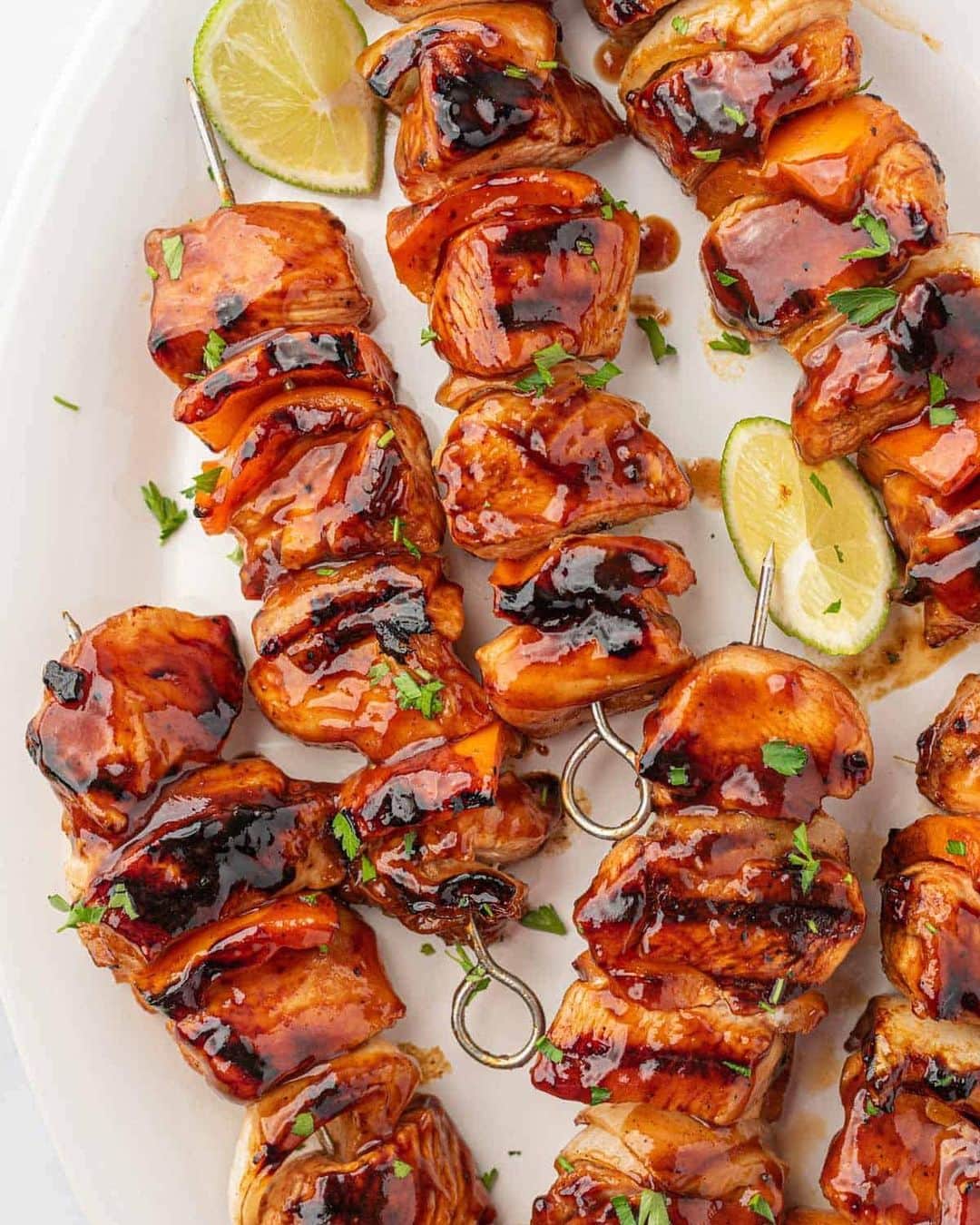 Easy Recipesのインスタグラム：「The ideal party food, BBQ chicken skewers, is so simple to make with just a few minutes of prep work that can be done in advance. With just 10 minutes of cooking time, you’ll have more time to spend with your guests or family.  Full recipe link in my bio @cookinwithmima  https://www.cookinwithmima.com/honey-bbq-chicken-kabobs/」