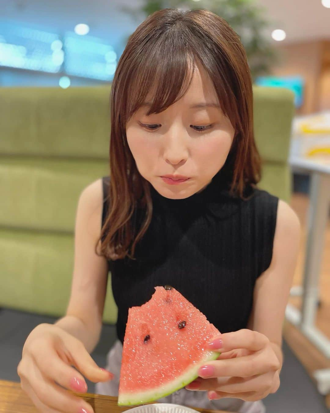 佐藤佳奈のインスタグラム：「割ったスイカはみんなで美味しくいただきました🤤 今年初スイカ🍉  #すまたん #すまたんzip」