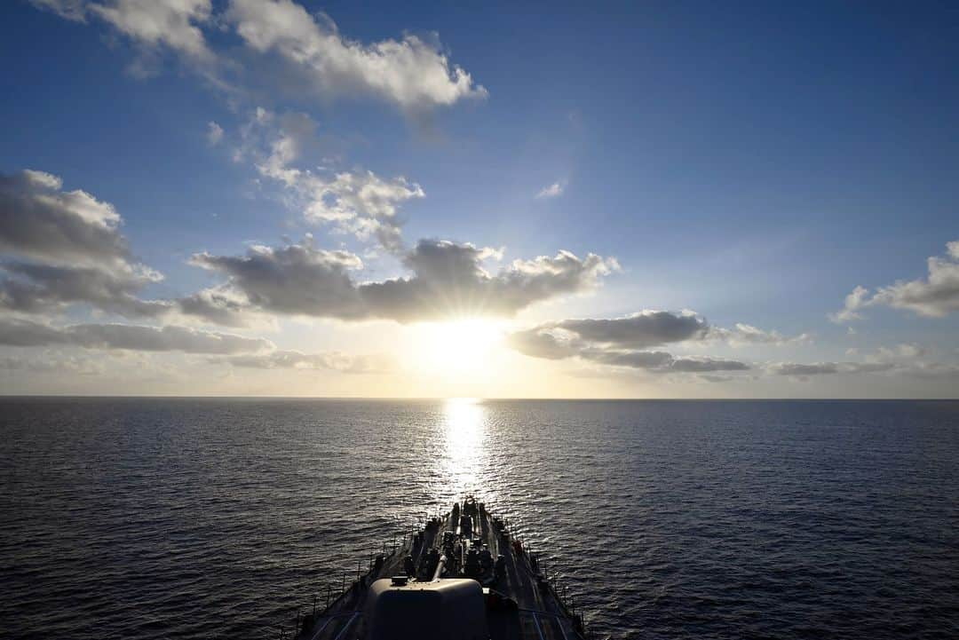 海上自衛隊さんのインスタグラム写真 - (海上自衛隊Instagram)「朝日に向かって進め！🚢⚓ 今週も頑張りましょう💪  #ファインダー越しの世界 #まきなみ #朝日 #眩しい #光」6月19日 8時00分 - jmsdf_pr