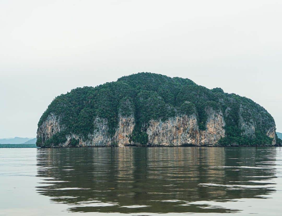 タイ国政府観光庁さんのインスタグラム写真 - (タイ国政府観光庁Instagram)「. サトゥーン県にある「バーン・ターカームクワーイ・コミュニティ」からおはようございます☀️ᐝ  アンダマン海に面する秘境、バーン・ターカームクワーイ・コミュニティ🩵 水産資源とマングローブに恵まれた小さな沿岸地域で、個性豊かな島々を巡る冒険の旅が楽しめる旅先です🚤💗  ボートでトゥンワー湾に出たら、まずは海の中央に浮かぶミステリアスな「木の島」へ🏝  古代の陶磁器が発見されている「ラオトロン島」も、白砂のビーチとマングローブ林の運河を有する、外せないスポットです💚 その近くには「沈んだドラゴンの背骨」と呼ばれる砂浜も🐚✨　干潮時のみ出現し、1.5km以上続く砂の道は、夕日に照らされ黄金色にきらめきます🌅  石灰岩の山々と切り立つ崖に囲まれた「タバン島」では、貝層や、数万匹のコウモリの群れを観察することも❕👀  手付かずの自然の中、ほかにはない体験ができると、今注目が集まっています🫶  今日も素敵な1日をお過ごしください💐  ★参考になった！と思ったら、あとで見返せるように、 画像右下にある保存ボタン🔖をタップ！  #タイ #サトゥーン #バーンターカームクワーイコミュニティ #グリーンツーリズム #エコツアー #コミュニティベースドツーリズム #CBT #自然が好き #自然が好きな人と繋がりたい #今こそタイへ #こんなタイ知らなかった #もっと知りタイ #はじめてのタイ #タイ旅行 #サトゥーン旅行 #旅好きな人と繋がりたい #旅行好きな人と繋がりたい #海外旅行 #thailand #satun #banthakhamkwaicommunity #ecotourism #sustainabletourism #amazingthailand #thailandtravel #thailandtrip #thaistagram #lovethailand #amazingnewchapters  Photo:タイ王国持続的観光特別地域開発管理機構」6月19日 8時00分 - amazingthailandjp