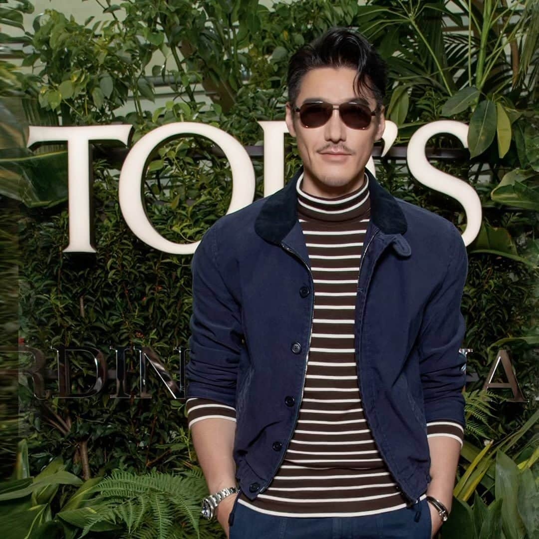 フー・ビンのインスタグラム：「Immerse myself in the lush greenery, unwind by the beach, and dive into the pool, showcasing the effortless style. @tods  沉浸在郁郁葱葱的绿荫之中，沙滩边放松身心，畅游于泳池，尽情展现无拘无束的时尚风采。」