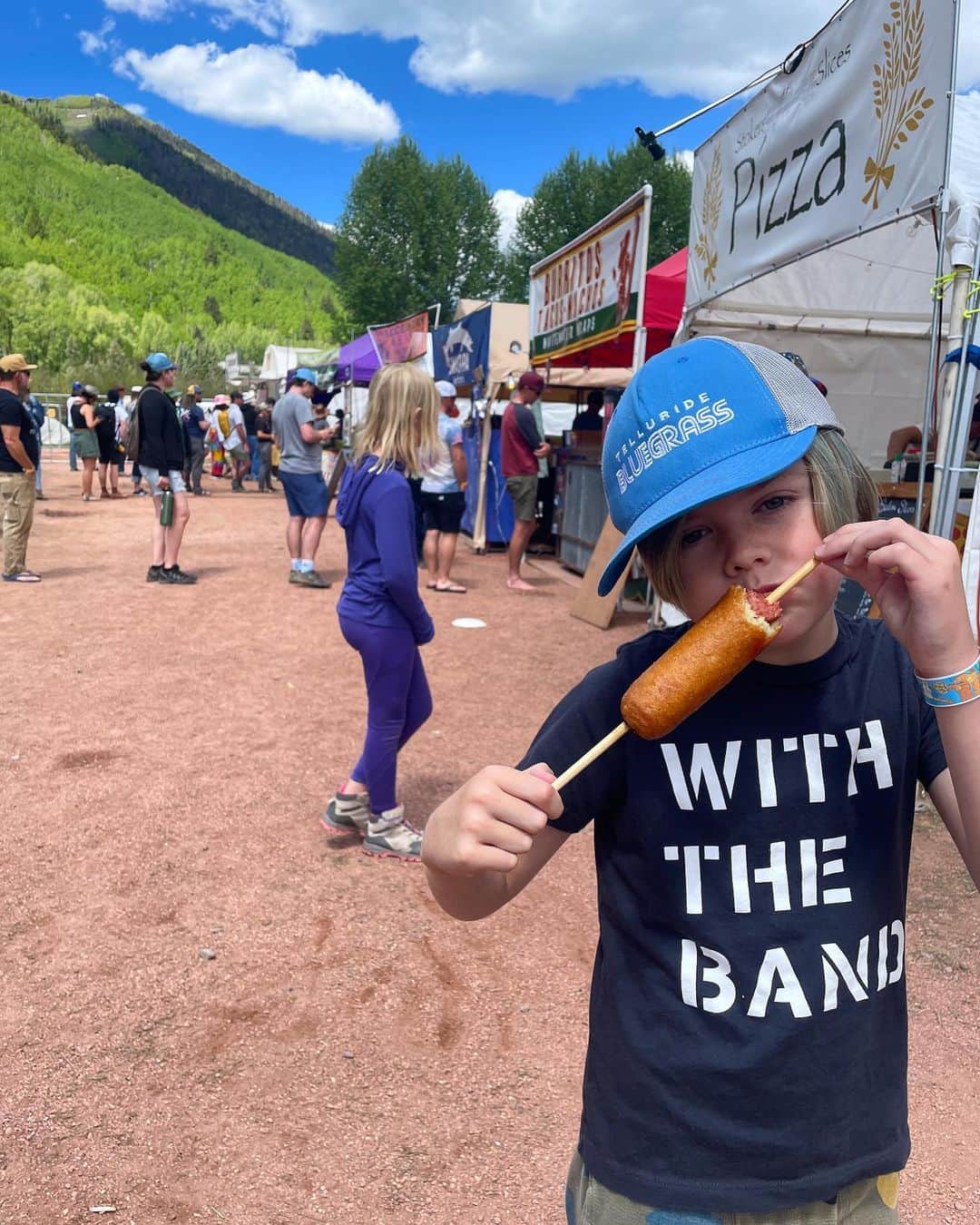 クレア・コフィーのインスタグラム：「SUNS OUT BUNS OUT HAPPY BGRASS Y’ALL!  @planet.bluegrass (thanks to @ellie.breathe for the wardrobe!!)」