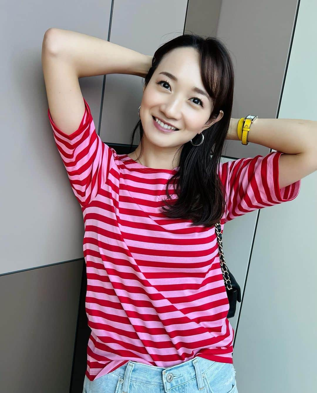 松原江里佳のインスタグラム：「🌺 ご案内🌺 日本テレビ「news every.」 本日18時台の特集コーナーに出演予定です （放送内容変更の場合もあります） ぜひお付き合いください🍉 ❤︎ ❤︎ 一目惚れして買った 赤のボーダー🟥Tシャツ その場で着て帰ったよ🥰 ❤︎ ❤︎ #news #newsevery #リポーター  #日本テレビ  #スターダスト #でこ  #フリーアナウンサー  #아나운서」