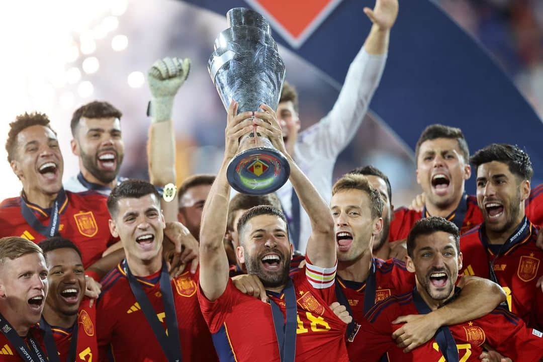 ジョルディ・アルバさんのインスタグラム写真 - (ジョルディ・アルバInstagram)「¡¡¡CAMPEONESSSS!!! 👏🏻🏆🇪🇸  Muy contento por este momento y por poder disfrutarlo con todos los que formamos este equipo y los que nos han acompañado en el camino hasta aquí.  Estoy muy orgulloso de todos vosotros!!  Esta selección se merecía levantar de nuevo un título!! #NationsLeague」6月19日 8時10分 - jordialbaoficial