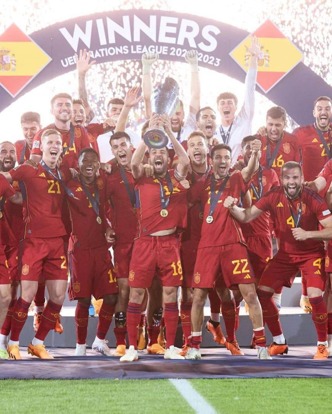 ホセ・ルイス・サンマルティン・マトさんのインスタグラム写真 - (ホセ・ルイス・サンマルティン・マトInstagram)「SOMOS CAMPEONEEEEEES! 🇪🇸 @sefutbol #NationsLeague」6月19日 8時14分 - joselumato