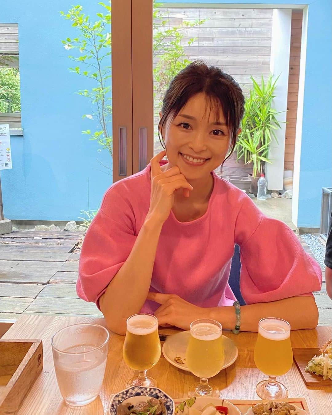 藤田りえのインスタグラム：「クラフトビールのお店「籠屋たすく」に行って来たよ。 @kagoyatasuku  ⁡ ここでは、併設の『籠屋ブルワリー』で丁寧に造られた出来立て新鮮なクラフトビールを味わえるのだ！ ⁡ …と言っても藤田はビールが飲めないのだけども笑！！ ⁡ おつまみもたくさん注文したのに写真撮り忘れ…ｺﾞﾒﾝﾔﾃﾞ ⁡ ビールの他にお酒やワインも揃ってたよ。 テラス席(屋上席)もあるみたいだから次回はそちらでお食事してみたいな。 ⁡ ⁡ #藤田りえ #48歳 #1974年生まれ #アラフィフ #アラフォー #40代 #籠屋たすく #クラフトビール #クラフトビール専門店」