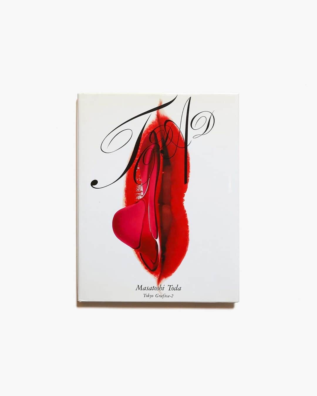 nostos booksさんのインスタグラム写真 - (nostos booksInstagram)「本日は戸田正寿の広告作品集、『PAOSデザイン』、アイルランドの至宝・ケルズの書の解説本、『世紀末ウィーンのグラフィック』展図録など41冊を入荷しました。  オンラインストアへは商品タグをタップ◯ 　 入荷本からおすすめ10選  ----------  1冊目 『Masatoshi Toda アート・ディレクション』 アートディレクター、戸田正寿の作品集。伊勢丹、パルコ、サントリーローヤルなど、様々な手法で制作された洗練された広告作品をカラーで多数収録。作品制作には、山口はるみ、ペーター佐藤、糸井重里らも参加。序文は永井一正。  ----------  2冊目 『PAOSデザイン 企業美の世界』 1968年に創立されて以来、数々の企業のCIデザインを手がけてきた株式会社PAOS（現・株式会社中西元男事務所）の代表的な事例集。マツダ、ダイエー、小岩井乳業、ケンウッド、バンダイ、ぴあなど、誰もが目にしたことのあるデザインを制作背景とともに紹介。亀倉雄策、コリン・フォーブス、アイバン・チャマイエフらの寄稿文も掲載。  ----------  3冊目 『Photo and Advertising』 ハンガリーの写真家、Jozsef Pecsiの広告作品集。構成主義的なデザインと、タイポグラフィや写真を融合した作品の数々を収録。  ----------  4冊目 『アイルランドの至宝 ケルズの書 復元模写及び色彩と図像の考察』 8世紀に制作された聖書写本で、アイルランドの国宝にもなっている「ケルズの書」。世界で最も美しい本と言われる1200年前の装飾写本を、復元・模写した一冊。模写に用いた顔料や染料の紹介、そして詳細な解説もあわせて収録し、研究者の資料にも最適な一冊。  ----------  5冊目 『世紀末ウィーンのグラフィック デザインそして生活の刷新にむけて』 2019年に京都国立近代美術館、目黒美術館で開催された「世紀末ウィーンのグラフィック デザインそして生活の刷新にむけて」の図録。1897年のウィーン分離派設立から1914年の第一次世界大戦勃発までの間、ウィーンで生まれた版画、挿絵本、その原画などといったグラフィック作品を、豊富な図版とテキストで多数紹介。   ----------  6冊目 『Bi-Scriptual』 多言語に対応したグラフィックデザインの実践的な資料集。100人以上のデザイナーのインタビューや実例を紹介。グローバル化が進み国や文化間の交流が活発になった現代において、最も重要な課題に取り組んだ良書。  ----------  7冊目 『紙とデザイン 竹尾ファインペーパーの50年』 紙の専門商社、株式会社竹尾創立100年を記念した非売本。50銘柄のファインペーパーの実物サンプルと、50人のデザイナーが綴った紙に対する思いを作品とともに掲載。田中一光、杉浦康平、平野甲賀、祖父江慎、葛西薫、原研哉らが参加。  ----------  8冊目 『Envisioning Information』 アメリカの統計学者であり、データビジュアライゼーションの先駆者と知られるエドワード・タフトの資料集。地図、ダイアグラム、コンピュータ・インターフェースなど、さまざまな情報を可視化したビジュアル表現を実践的なアドバイスとともに収録。   ----------  9冊目 『Jan Tschichold: Posters of the Avantgarde』 20世紀で最も影響力のあったタイポグラファーの一人、ヤン・チヒョルト。エル・リシツキー、ジャン・アルプ、オスカー・シュレンマーなど、ヤン・チヒョルトが収集していたポスター作品のコレクション、そして自身が手掛けたポスター作品を分析した作品集。  ----------  10冊目 『粟津潔 デザインになにができるか』 2019年5月から9月に金沢21世紀美術館で開催された「粟津潔 デザインになにができるか」展のカタログ。戦後日本の復興期に活躍し、社会をたくましく生きる人たちへまなざしを向けてデザインを発信し続けた粟津潔の作品とともに、粟津潔のテキストや対談、批評なども掲載。  ----------------------  店舗情報はこちら @nostosbooks  ----------------------  オンラインストアは毎日19時更新○  ----------------------  #nostosbooks #ノストスブックス #祖師ヶ谷大蔵 #砧」6月19日 8時23分 - nostosbooks