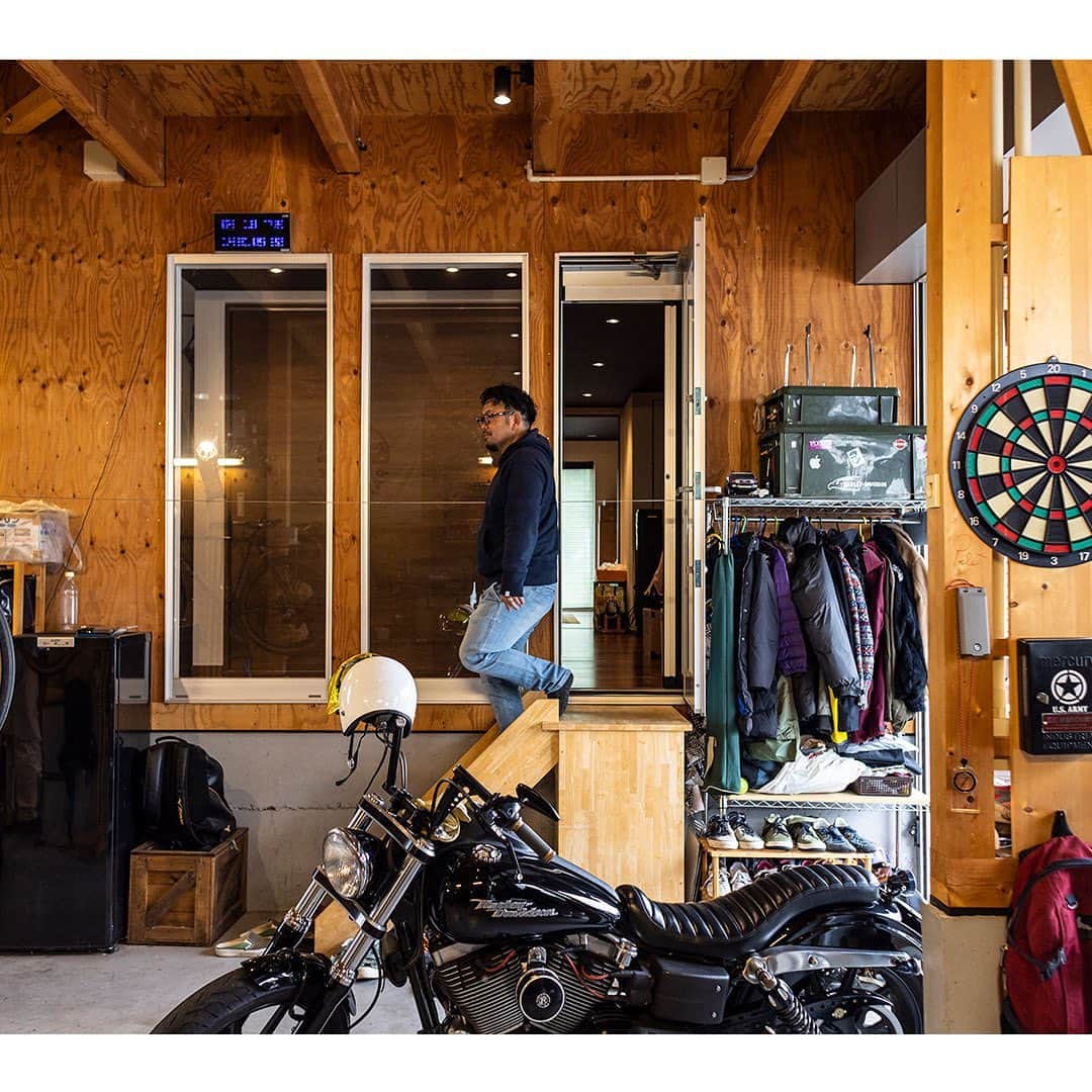 ZERO-CUBE+FUNさんのインスタグラム写真 - (ZERO-CUBE+FUNInstagram)「. 今回お伺いしたガレージのオーナーは、多趣味な方。  クルマは特に四駆が好きで、バイクはハーレーに目がなく、 自転車はダウンヒル専門で、アウトドア・キャンプも嗜む。 そんな前山さんのこだわりのガレージを覗きに行った。  記事は @lifelabel_official プロフィールから。  #lifelabelmagazine #houseisentertainment #Lmag  #ガレージライフ #ガレージ収納 #男の趣味部屋 #趣味部屋 #ランドクルーザー40 #ハーレー #四駆好き #四駆のある生活 #FJクルーザー #FXDB #ダイナモデル #ワークスペース #ダウンヒル #ソロキャンプ #キャンプギア #キャンプギア収納 #ガレージテレワーク #ワーキングスペース#lifelabel # #ライフレーベル #趣味を楽しむ #ライフスタイル #暮らし #暮らしを楽しむ #暮らしのアイディア #家づくり」6月19日 8時23分 - lifelabel_official