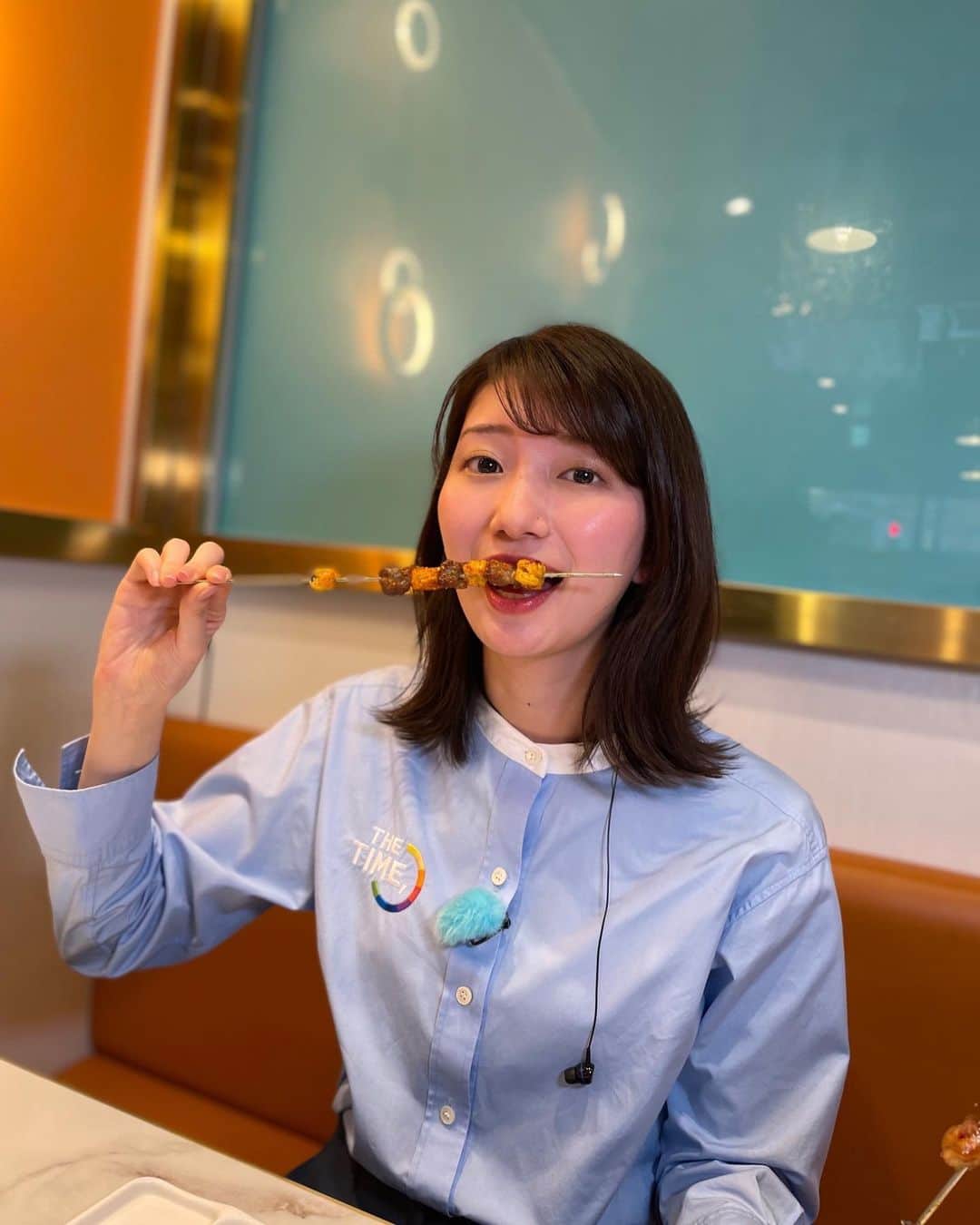 吉村恵里子さんのインスタグラム写真 - (吉村恵里子Instagram)「・ おはようございます！  THE TIME,の早朝グルメ今朝は 大田区蒲田駅近くの『パンダ炭火串焼』から中継でお伝えしました！🐼🇨🇳  中華串焼が人気のお店で、全テーブルに自動串焼機がついていて、置いておくだけでクルクル回転するので自分で焼いて食べることができます。  中華串焼は赤いスパイスが特徴で、このお店では唐辛子,パクチー,クミンなど14種類の素材がブレンドされたオリジナルスパイスが使われています。これがやみつきなんです。  今日は一番人気の麻辣ラム肉と女性人気NO.1のパイナップル牛肉をいただきました。ラム肉は脂が甘くて、スパイスがよりパイナップルの甘さを引き立てていました。美味しかったなぁ。  4枚目は品川駅前からお天気や駅ウォッチをした時の写真です。😊 今日はいい天気ですね、嬉しい！ お仕事の方、学校の方、今週も頑張りましょう⭐️  #早朝グルメ #代打 #中華串焼 #パンダ炭火串焼 #蒲田グルメ  #串焼き」6月19日 8時24分 - yoshimura_eriko
