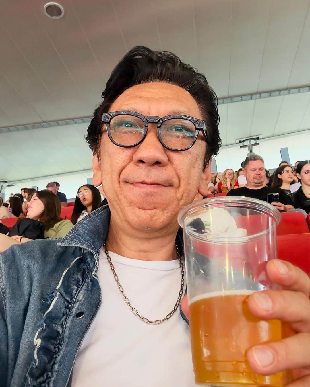 布袋寅泰のインスタグラム：「父の日は娘と2人でアークティック・モンキーズを観にEmirates Stadiumへ。さすが今や国民的バンド、6万人のオーディエンスが歌い踊る一体感は凄まじかった。フロントマンのアレックス・ターナーの存在感。歌もギターも美しいスーツでの身のこなしもまさにワイルド&エレガンス。カッコよかった！照明演出も独特でとにかく刺激になった。最近の大のお気に入りの彼らの最新アルバム「The Car」からの曲がスタジアムで聴くとまた壮大でいい。2年前の父の日は同じアパホテルで６日間の入国隔離中だったのを思い出した。係の人越しにカードを受け取ったんだよな。思い出が積み重なってゆくことの喜び。ありがとう。 #布袋寅泰 #articmonkeys #emiratesstadium #父の日の思い出」