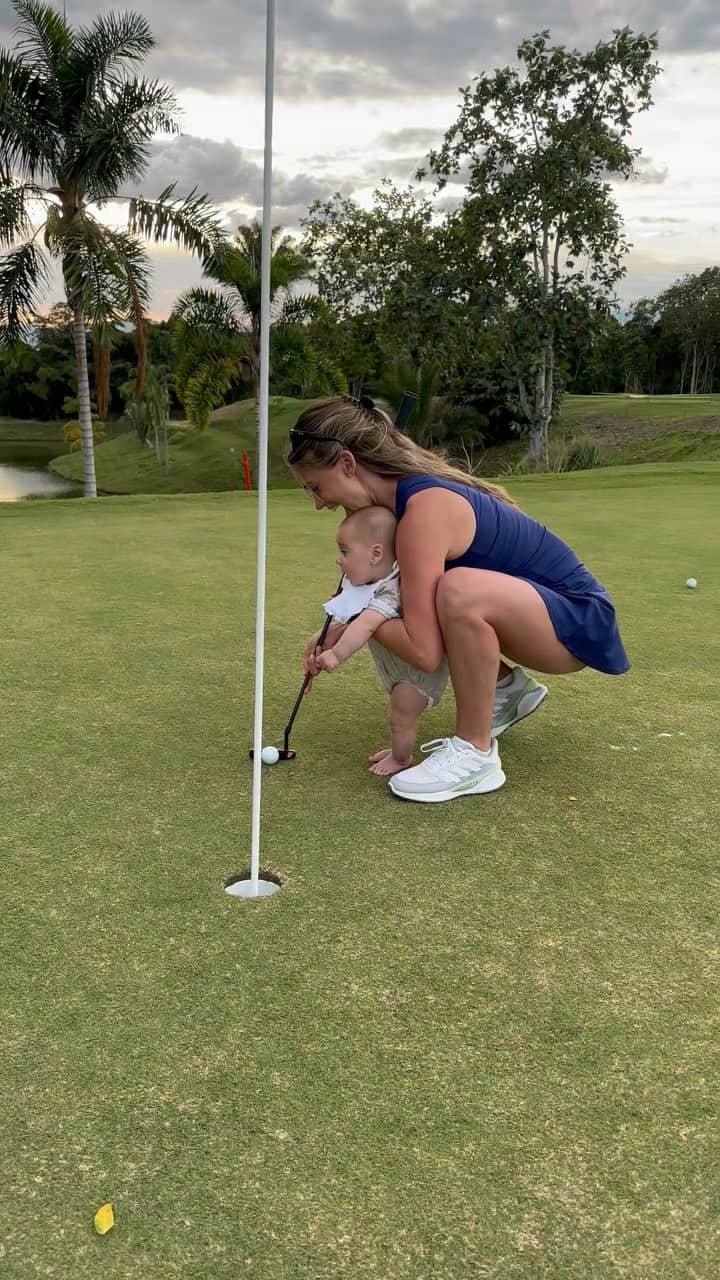 ベレン・モゾのインスタグラム：「Gripping his first club at #4months」