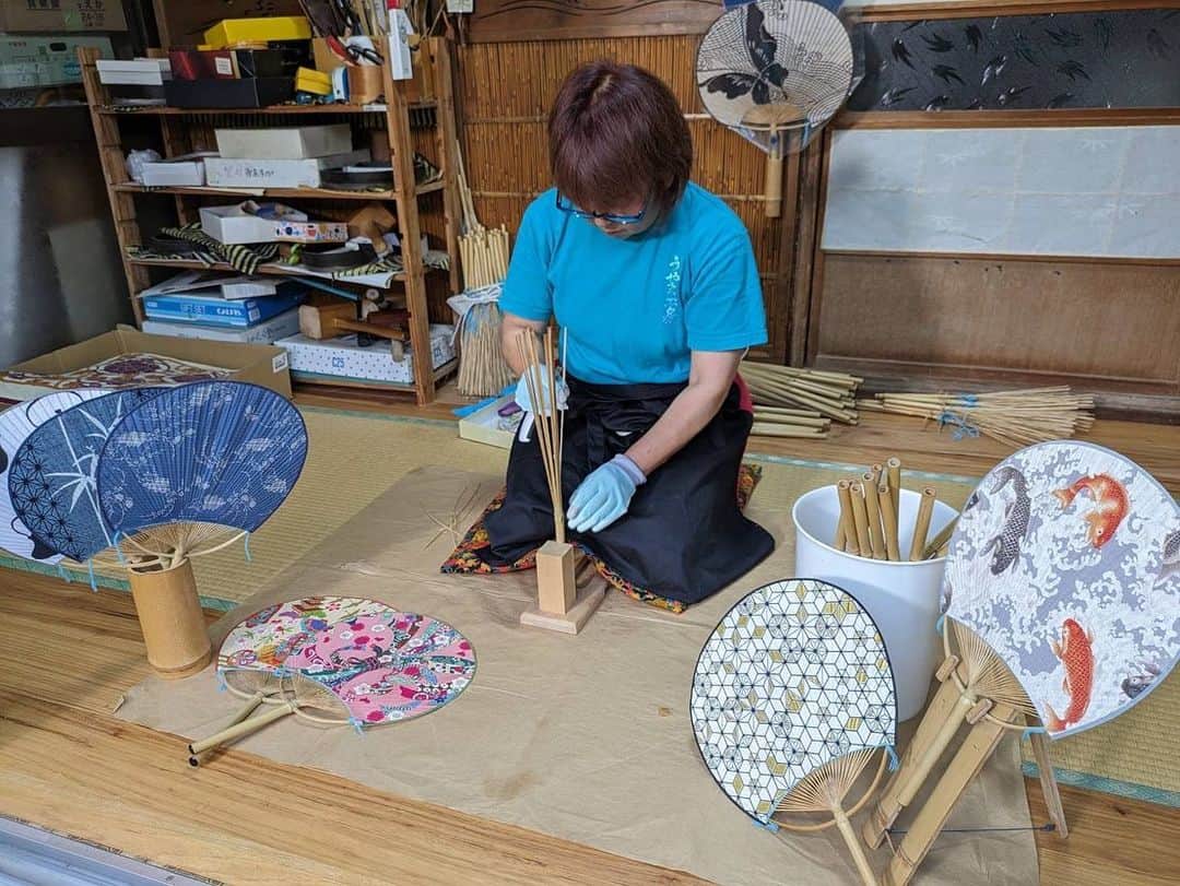 依田司さんのインスタグラム写真 - (依田司Instagram)「6月19日(月) 千葉県南房総市の「うやま工房」から「うちわづくり」をご紹介。 こちらで作られているのは「房州うちわ」。房総半島南部で採れる竹を使用し、 その丸みを活かした持ち手と、下半分が格子模様の窓になっているのが特徴です。 一枚完成させるのに竹の採集や和紙の貼り付けなど２１もの工程があり、すべて手作業。その中でも難しいのが、割竹(さきだけ)という工程。竹を、およそ1ミリの太さで均一に割き、骨組みを作るという緻密な作業です。 こちらの工房では、その職人の技を体験できる、うちわづくり体験を行っています。盛夏の前にマイうちわ、いかがですか？！  #うやま工房 #房州うちわ #goslowcaravan #ゴースローキャラバン #依田さん #依田司 #お天気検定 #テレビ朝日 #グッドモーニング #気象予報士 #お天気キャスター #森林インストラクター #グリーンセイバーアドバンス #プロジェクトワイルド #IPCC伝導者 #japan #japantrip #japantravel #unknownjapan #japanAdventure #japanlife #lifeinjapan #instagramjapan #instajapan #療癒 #ilovejapan #weather #weathercaster #weatherforecast」6月19日 8時32分 - tsukasa_yoda