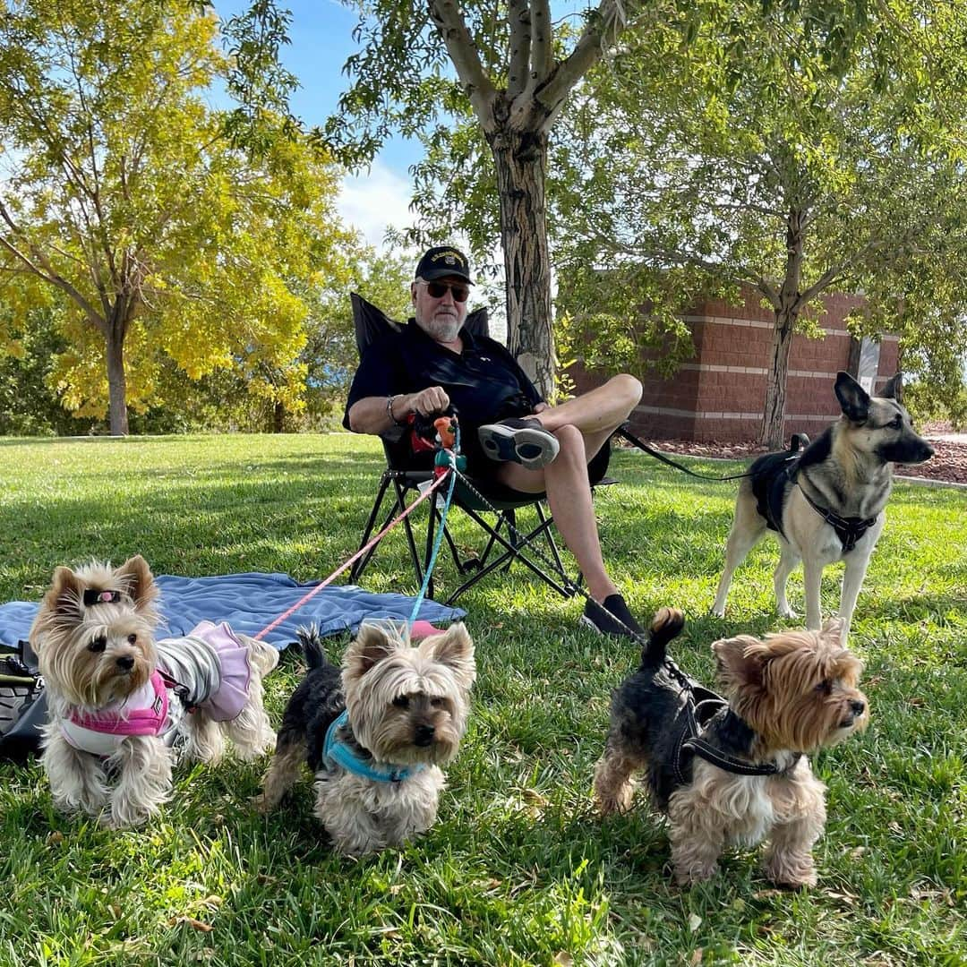 のインスタグラム：「Happy Father’s Day to the best Dog Dad  in the world!!! 🤩💕🥰👴🏻❌⭕️ #HappyFathersDay #HappyFathersDay2023 #BestDogDad #BestDogDadEver #WeLoveYouDaddy #HeIsTheBest」