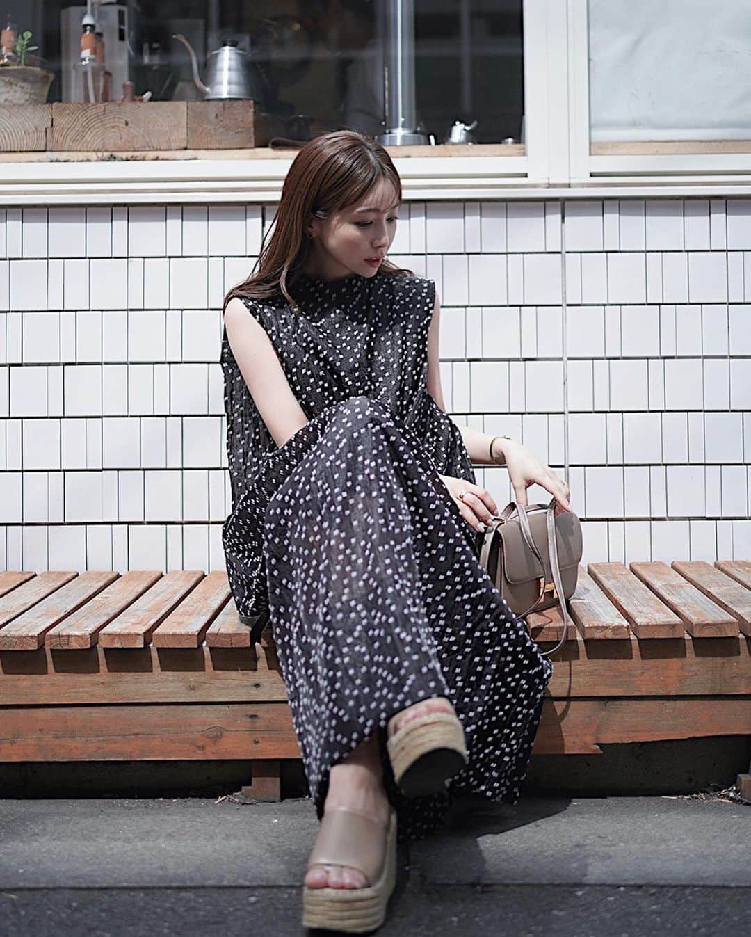 喜田彩子さんのインスタグラム写真 - (喜田彩子Instagram)「⁡ ⁡ 展示会で一目惚れワンピース🤍🩶🖤 ⁡  袖にタックが入っているので腕まわりに立体感があって 気になる二の腕もカバーしてくれるの！ 夏って暑いから腕を出したいけど 二の腕が気になりますよねぇ〜👉🏻👈🏻  軽くてさらっと清涼感のある肌触りなので着心地も良くて 可愛くて楽ちんストレスフリーだよん𓂃❁ ⁡ ⁡ ONEPIECE... @elendeek  BAG... @hermes  ⁡ ⁡ ⁡ ⁡ @elendeek_snap  #elendeek #fashion #outfit #ootd #coordinate#pr #패션 #오오티디 #데일리룩 #코디스타그램 #악세사리 #오늘뭐입지 #좋아요 #156センチコーデ #sサイズコーデ #夏コーデ #シンプルコーデ #ファッション #コーディネート #コーデ #ワンピースコーデ #ワンピース」6月19日 8時33分 - ayacokida