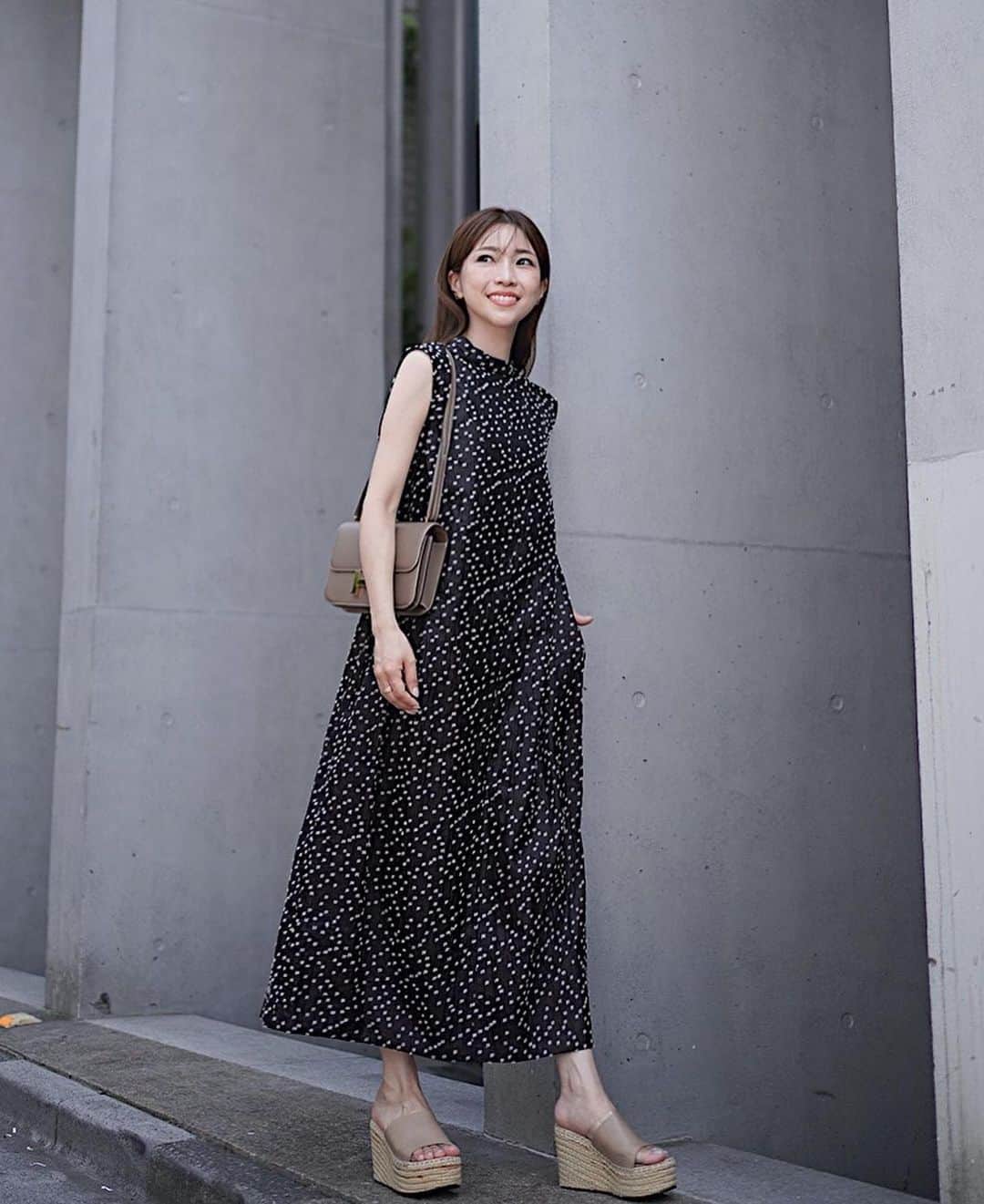 喜田彩子さんのインスタグラム写真 - (喜田彩子Instagram)「⁡ ⁡ 展示会で一目惚れワンピース🤍🩶🖤 ⁡  袖にタックが入っているので腕まわりに立体感があって 気になる二の腕もカバーしてくれるの！ 夏って暑いから腕を出したいけど 二の腕が気になりますよねぇ〜👉🏻👈🏻  軽くてさらっと清涼感のある肌触りなので着心地も良くて 可愛くて楽ちんストレスフリーだよん𓂃❁ ⁡ ⁡ ONEPIECE... @elendeek  BAG... @hermes  ⁡ ⁡ ⁡ ⁡ @elendeek_snap  #elendeek #fashion #outfit #ootd #coordinate#pr #패션 #오오티디 #데일리룩 #코디스타그램 #악세사리 #오늘뭐입지 #좋아요 #156センチコーデ #sサイズコーデ #夏コーデ #シンプルコーデ #ファッション #コーディネート #コーデ #ワンピースコーデ #ワンピース」6月19日 8時33分 - ayacokida