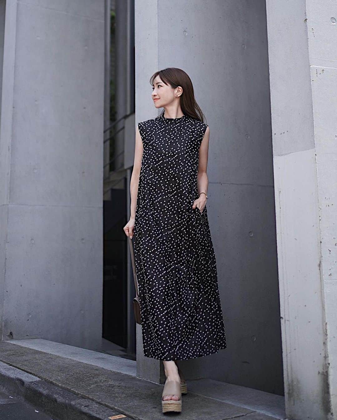 喜田彩子さんのインスタグラム写真 - (喜田彩子Instagram)「⁡ ⁡ 展示会で一目惚れワンピース🤍🩶🖤 ⁡  袖にタックが入っているので腕まわりに立体感があって 気になる二の腕もカバーしてくれるの！ 夏って暑いから腕を出したいけど 二の腕が気になりますよねぇ〜👉🏻👈🏻  軽くてさらっと清涼感のある肌触りなので着心地も良くて 可愛くて楽ちんストレスフリーだよん𓂃❁ ⁡ ⁡ ONEPIECE... @elendeek  BAG... @hermes  ⁡ ⁡ ⁡ ⁡ @elendeek_snap  #elendeek #fashion #outfit #ootd #coordinate#pr #패션 #오오티디 #데일리룩 #코디스타그램 #악세사리 #오늘뭐입지 #좋아요 #156センチコーデ #sサイズコーデ #夏コーデ #シンプルコーデ #ファッション #コーディネート #コーデ #ワンピースコーデ #ワンピース」6月19日 8時33分 - ayacokida