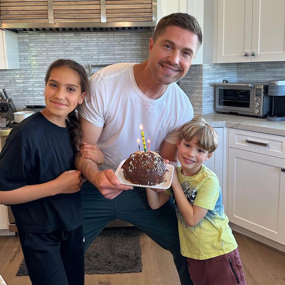 ロゼリン・サンチェスのインスタグラム：「Daddy came back from his trip to Monaco! We missed him dearly… so we surprised him with a home made cake! Happy Father’s Day 💕」