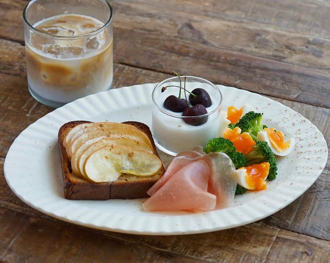 hirokoさんのインスタグラム写真 - (hirokoInstagram)「🌱2023.6.19（月）☀️‪𓂃 𓈒𓏸 ✽.｡.:*・ﾟ #いつもの朝ごはん ⁡ BASE BREAD @basefood_tokyo の ミニ食パンから新フレーバーの『レーズン』 ⁡ このレーズンパンで#アップルトースト りんごとレーズンの相性バッチリ ⁡ menu📝 ▪︎ アップルトースト ▪︎ 茹でたまごとブロッコリーのサラダ ▪︎ 生ハム ▪︎ ヨーグルト 🍒 ⁡ ⁡ BASE BREADは 低糖質・高タンパク質... 約30種類の栄養素が入った完全栄養食 ダイエット中や忙しい朝にもGoodですよ〜 ⁡ ⁡ ⁡ .........The end 🍴🥪 #hiroponの朝ごはん #hiroponのワンプレートごはん #朝ごはん #朝時間 #モーニングプレート #ワンプレート朝ごはん #パンのある暮らし #パン大好き #おうちごはん #おうちごはんLover #おうち時間 #バランスの良い食事 #breakfast #snapdish #macaroni #locari_kitchen  #ベースフード #lin_stagrammer #ベースブレッドアンバサダー #ベースブレッド #hiroponのbasefood  #basefood #basefoodlife #basebread #完全栄養食 #完全食 ・」6月19日 8時34分 - hiropon0201