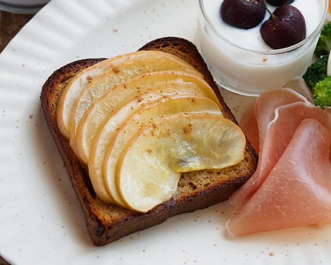 hirokoさんのインスタグラム写真 - (hirokoInstagram)「🌱2023.6.19（月）☀️‪𓂃 𓈒𓏸 ✽.｡.:*・ﾟ #いつもの朝ごはん ⁡ BASE BREAD @basefood_tokyo の ミニ食パンから新フレーバーの『レーズン』 ⁡ このレーズンパンで#アップルトースト りんごとレーズンの相性バッチリ ⁡ menu📝 ▪︎ アップルトースト ▪︎ 茹でたまごとブロッコリーのサラダ ▪︎ 生ハム ▪︎ ヨーグルト 🍒 ⁡ ⁡ BASE BREADは 低糖質・高タンパク質... 約30種類の栄養素が入った完全栄養食 ダイエット中や忙しい朝にもGoodですよ〜 ⁡ ⁡ ⁡ .........The end 🍴🥪 #hiroponの朝ごはん #hiroponのワンプレートごはん #朝ごはん #朝時間 #モーニングプレート #ワンプレート朝ごはん #パンのある暮らし #パン大好き #おうちごはん #おうちごはんLover #おうち時間 #バランスの良い食事 #breakfast #snapdish #macaroni #locari_kitchen  #ベースフード #lin_stagrammer #ベースブレッドアンバサダー #ベースブレッド #hiroponのbasefood  #basefood #basefoodlife #basebread #完全栄養食 #完全食 ・」6月19日 8時34分 - hiropon0201