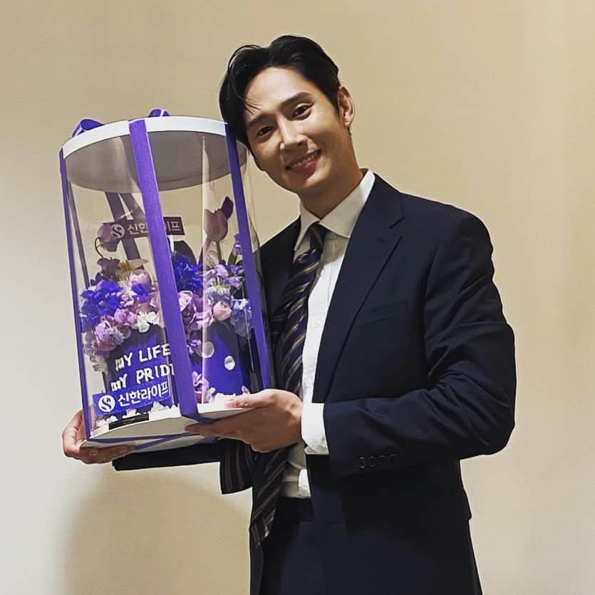 パク・ソンフンのインスタグラム：「감사합니다🥰 #신한라이프」