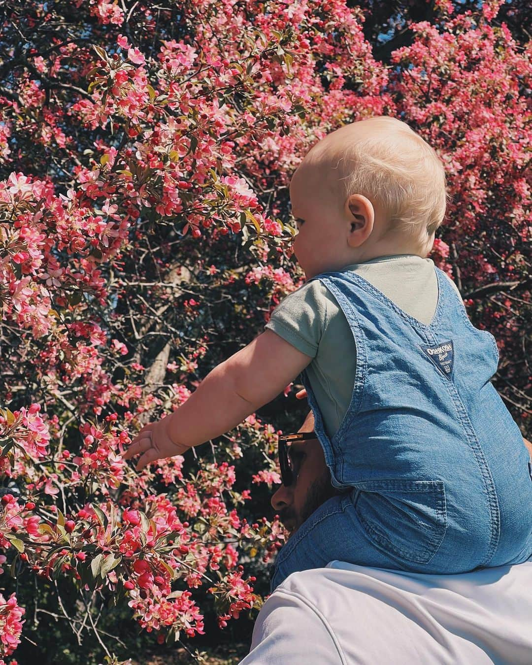 Kalyn Nicholsonさんのインスタグラム写真 - (Kalyn NicholsonInstagram)「Happy Father’s Day 🤍 thank you for putting your all into building up our home, filling its walls with immense love, strong will and bright laughter and initiating all kinds of family memories every little child deserves. You were born to be a dad, and watching you do it so affectionately and full of joy is the most heart-filling thing to witness.」6月19日 8時41分 - kalynnicholson13