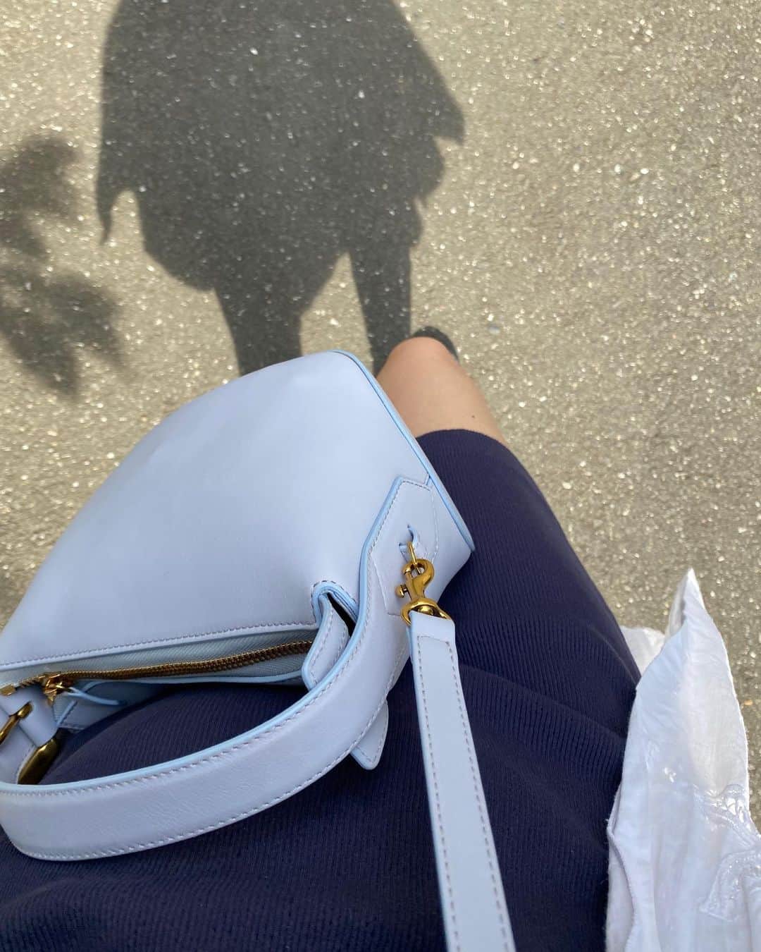 柴田紗希さんのインスタグラム写真 - (柴田紗希Instagram)「おはよう月！晴☀︎   newなbag  @jandmdavidson  フォルムも色味も優しいきゅん♡  淡いブルーにネイビーを合わせたい気分です👕🥿きゃぴきゃぴ」6月19日 8時42分 - shibasaaki