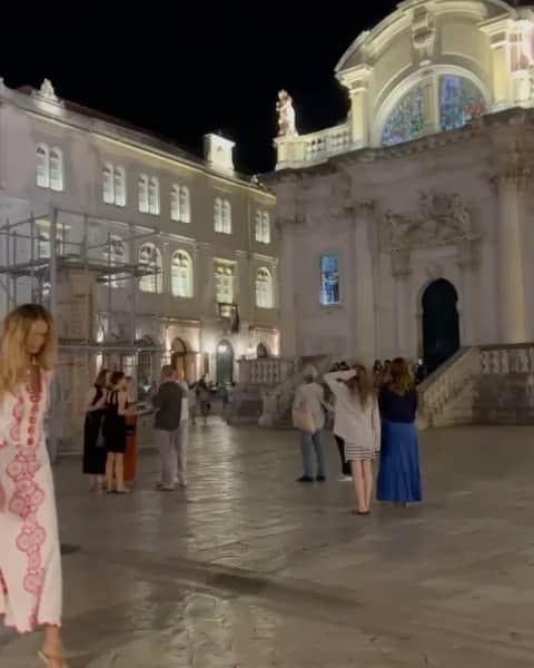 エル・マクファーソンのインスタグラム：「Flashback to beautiful Dubrovnik @adriaticluxuryhotels @maisonrose wearing @ninamorrisclothes」