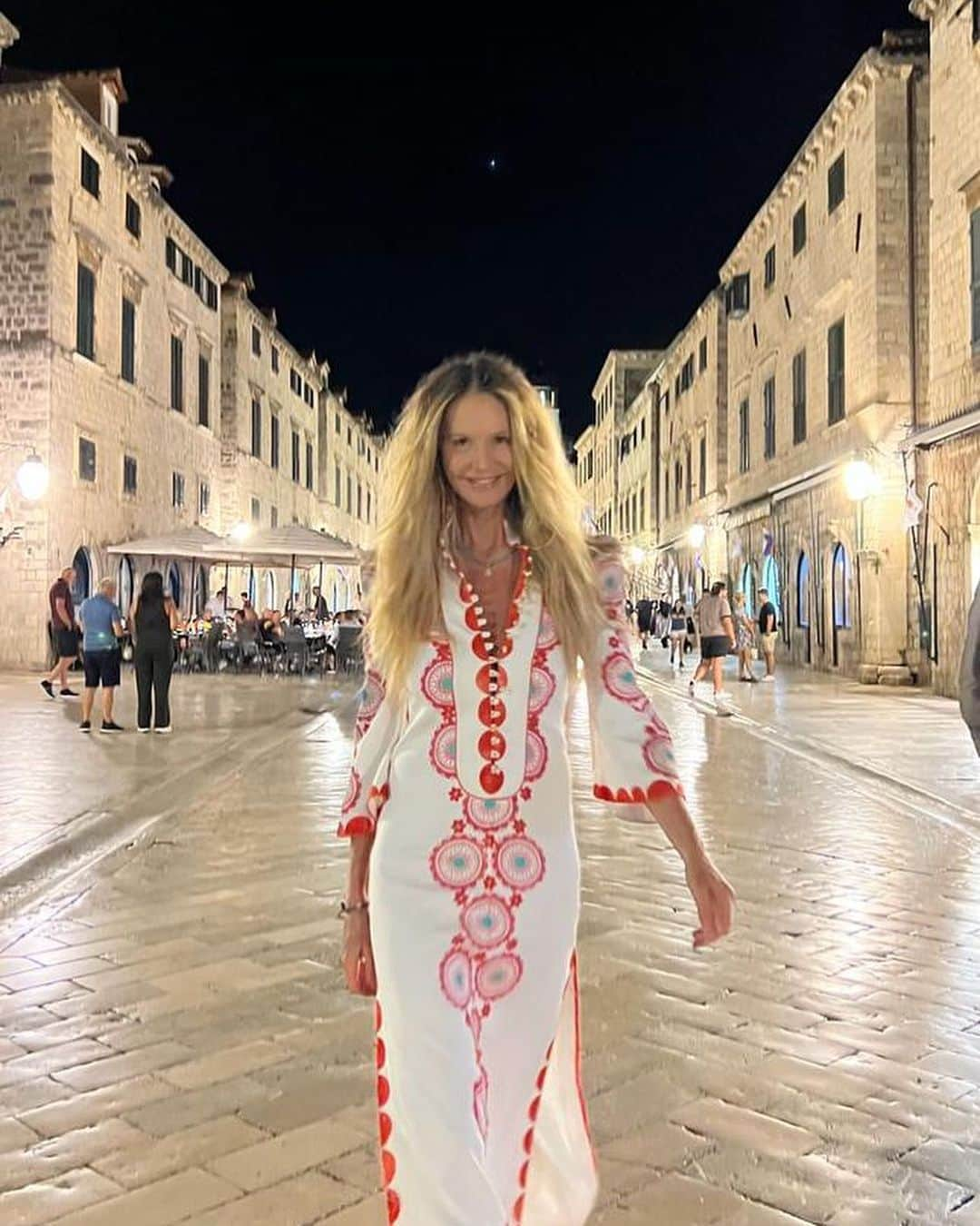 エル・マクファーソンさんのインスタグラム写真 - (エル・マクファーソンInstagram)「Flashback to beautiful Dubrovnik @adriaticluxuryhotels @maisonrose wearing @ninamorrisclothes」6月19日 8時53分 - ellemacpherson