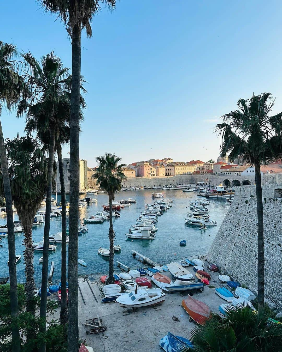 エル・マクファーソンさんのインスタグラム写真 - (エル・マクファーソンInstagram)「Flashback to beautiful Dubrovnik @adriaticluxuryhotels @maisonrose wearing @ninamorrisclothes」6月19日 8時53分 - ellemacpherson