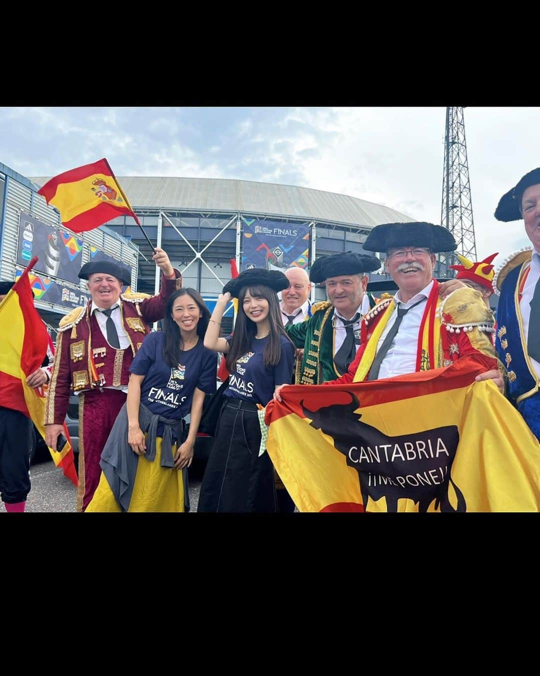 あやてん（島田彩加）さんのインスタグラム写真 - (あやてん（島田彩加）Instagram)「🇪🇸 Nations League Finals 2023 🇭🇷  今日から仕事でオランダのロッテルダムに来ているんだけど、  ちょうど今日ネーションズリーグ決勝がロッテルダムであったの！！！タイミング神すぎてやばくない？  まあ行くしかないよね、、と思って観に来ました  私は推しクラブの選手がいるスペインを応援していたんだけど  とにかくクロアチアのサポーターが熱すぎて圧倒されっぱなしだった、、！  チャントの一体感すごかったしスタジアムめちゃくちゃ揺れてたしビールいっぱい降ってきたし乱闘もいっぱい見た  サポーターみんなのモドリッチ愛もすごかったなあ。とにかく応援が熱かった🔥  試合は延長でも決着つかずPKになったんだけど  私の席の周りはかなり熱めのクロアチアサポーターばっかりだったので、ロドリのPKが成功しても無表情貫きました。おかげで冷静に動画撮れた  ラポルトがPK外しちゃった時はまじラポルトの気持ち考えてぐあアああああああて泣きそうになった  だからスペインが勝って良かったです🥲🇪🇸おめでとうスペイン  試合前にゆーちゃん夫婦とビール飲めたのも最高だったな🍻  やっぱ現地観戦はさいこうだ🍻🍻  #nationsleague  #football  #uefanationsleague  #ネーションズリーグ  #現地観戦  #サッカー観戦  #サッカー女子」6月19日 8時58分 - ayatenchann