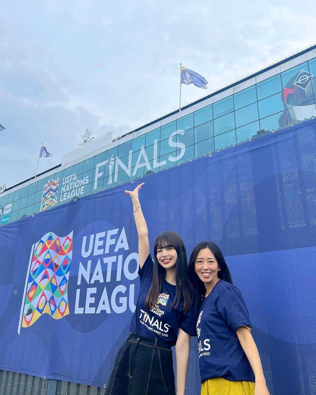 あやてん（島田彩加）のインスタグラム：「🇪🇸 Nations League Finals 2023 🇭🇷  今日から仕事でオランダのロッテルダムに来ているんだけど、  ちょうど今日ネーションズリーグ決勝がロッテルダムであったの！！！タイミング神すぎてやばくない？  まあ行くしかないよね、、と思って観に来ました  私は推しクラブの選手がいるスペインを応援していたんだけど  とにかくクロアチアのサポーターが熱すぎて圧倒されっぱなしだった、、！  チャントの一体感すごかったしスタジアムめちゃくちゃ揺れてたしビールいっぱい降ってきたし乱闘もいっぱい見た  サポーターみんなのモドリッチ愛もすごかったなあ。とにかく応援が熱かった🔥  試合は延長でも決着つかずPKになったんだけど  私の席の周りはかなり熱めのクロアチアサポーターばっかりだったので、ロドリのPKが成功しても無表情貫きました。おかげで冷静に動画撮れた  ラポルトがPK外しちゃった時はまじラポルトの気持ち考えてぐあアああああああて泣きそうになった  だからスペインが勝って良かったです🥲🇪🇸おめでとうスペイン  試合前にゆーちゃん夫婦とビール飲めたのも最高だったな🍻  やっぱ現地観戦はさいこうだ🍻🍻  #nationsleague  #football  #uefanationsleague  #ネーションズリーグ  #現地観戦  #サッカー観戦  #サッカー女子」