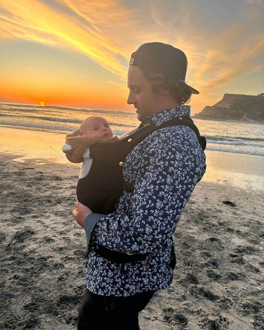 ジェイミー・アンダーソンのインスタグラム：「Happy Father’s Day Tyler 💙   Watching you become a loving, supportive, amazing dad has been so beautiful to witness 🥰  Misty and I are so blessed to have you 💜 Love you!」