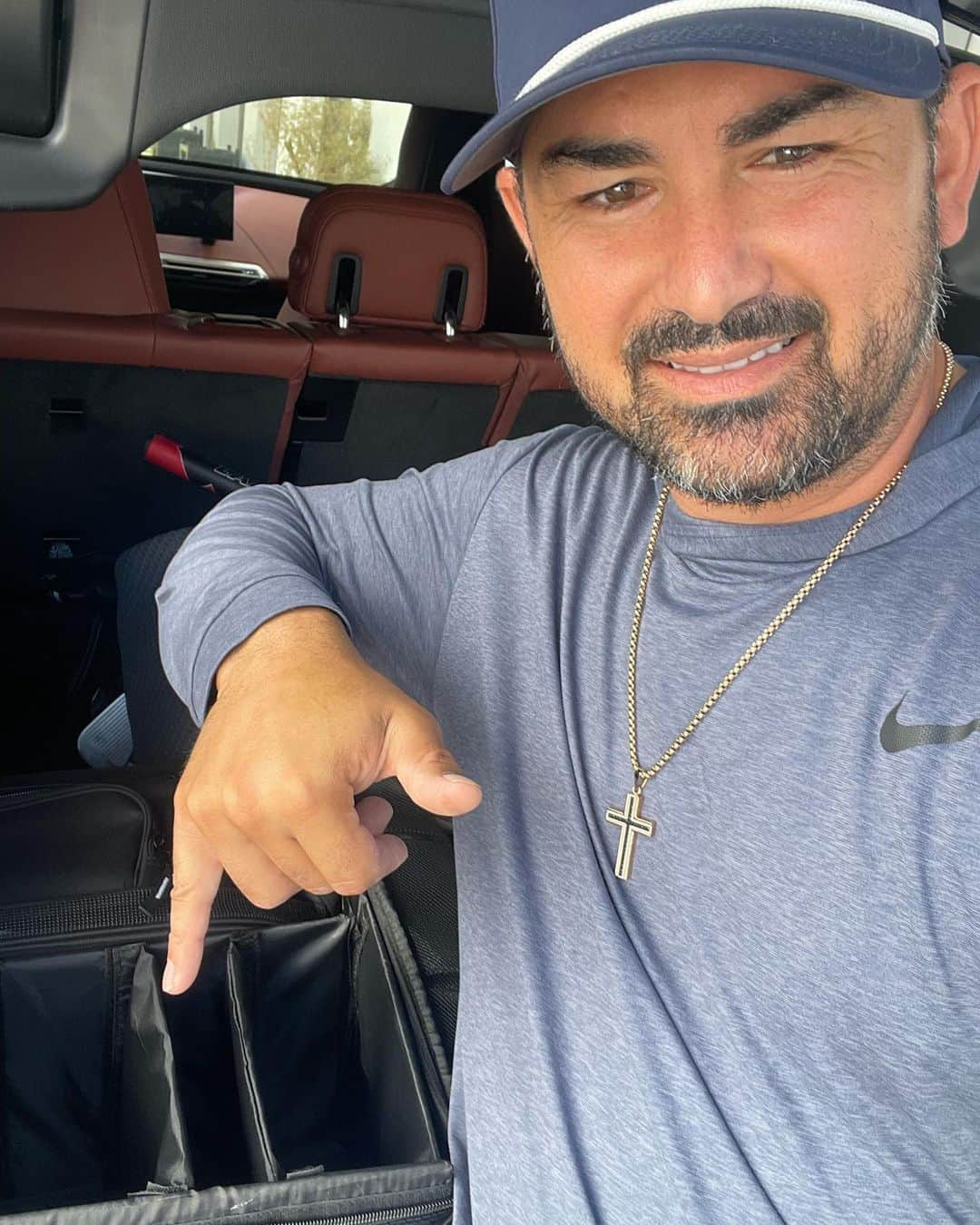 エイドリアン・ゴンザレスのインスタグラム：「Thank You to my incredible wife @betzabe_onthego and my girls Bree and Ale for these two great Father’s Day gifts. A golf gear organizer for the car and this awesome @danielsjewelers Titan collection cross necklace. So blessed! #FathersDay」