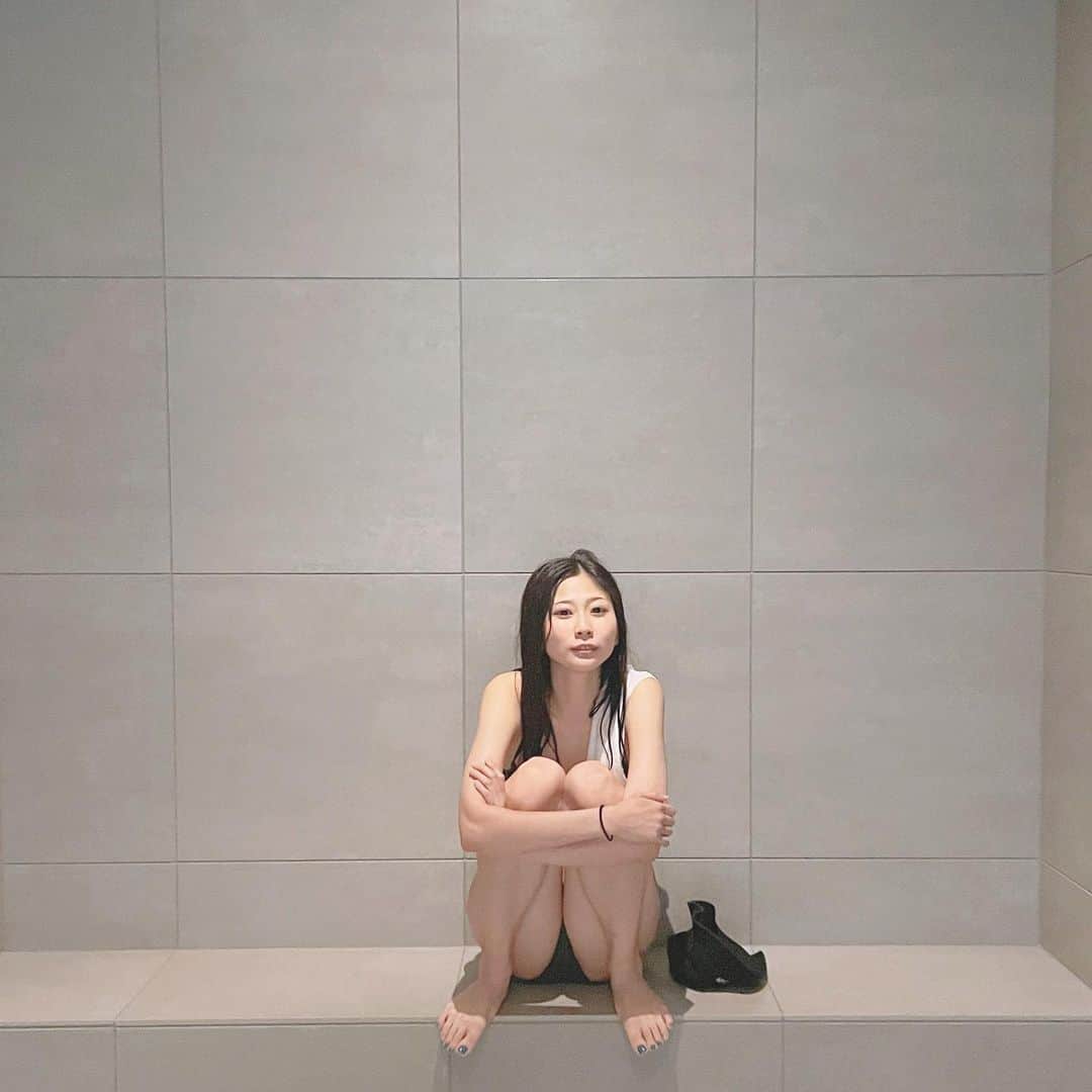 塩野響子さんのインスタグラム写真 - (塩野響子Instagram)「⠀真っ白な空間。 ⠀ ⠀ ⠀ #サウナ #サ活 #水着 #着てます」6月19日 21時00分 - kyondayo1206
