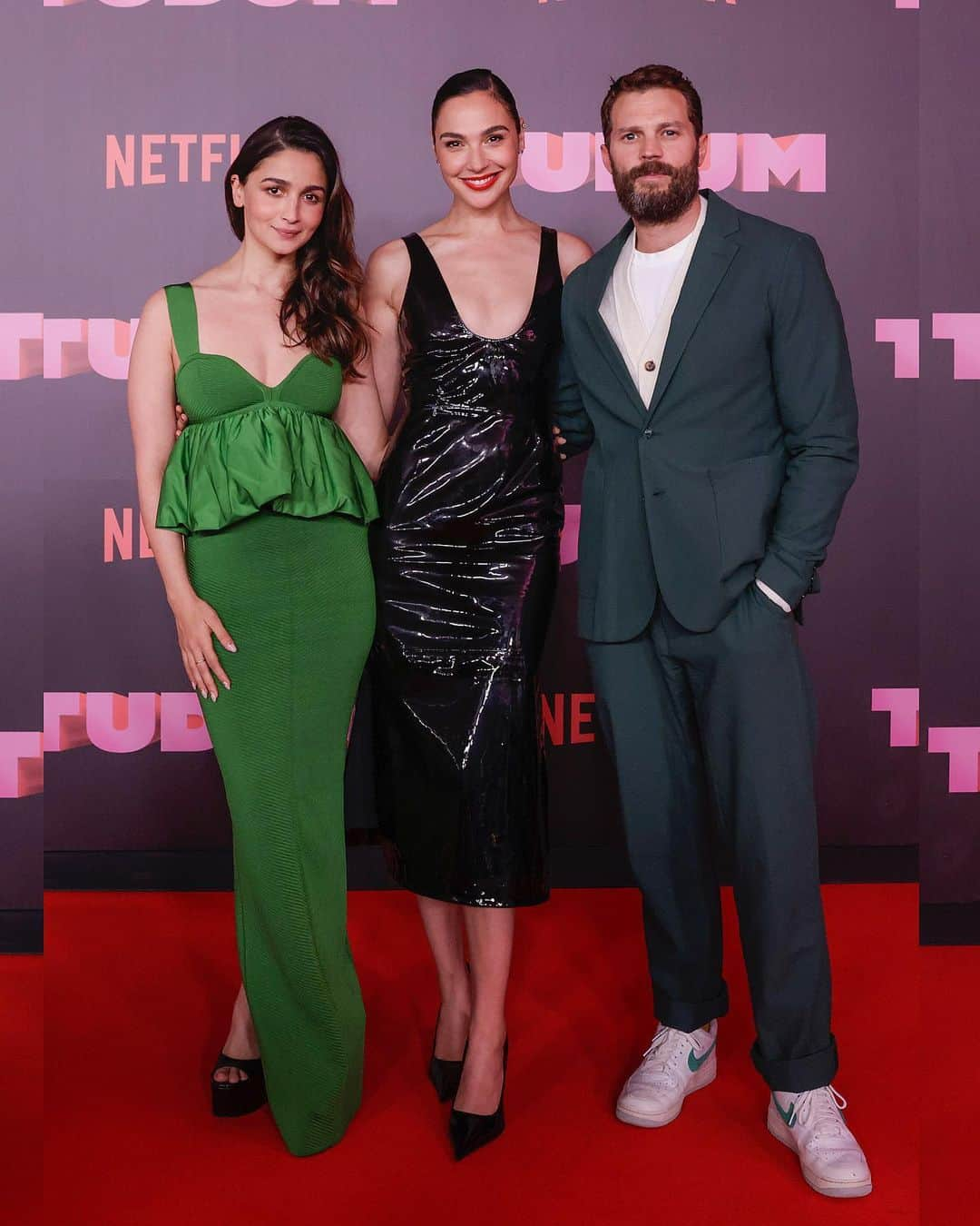 Just Jaredさんのインスタグラム写真 - (Just JaredInstagram)「All the top Netflix stars - #HeartofStone's Gal Gadot, Alia Bhatt and Jamie Dornan, #Bridgerton's Nicola Coughlan, #QueenCharlotte's India Amarteifio and Corey Mylchreest, Chris Hemsworth, Chase Stokes, and #NeverHaveIEver‘s Maitreyi Ramakrishnan, Darren Barnet, and Jaren Lewison - stepped out for the Tudum Global Fan Event in Brazil! #GalGadot #AliaBhatt #JamieDornan #NicolaCoughlan #IndiaAmarteifio #CoreyMylchreest #ChrisHemsworth #ChaseStokes #MaitreyiRamakrishnan #DarrenBarnet #JarenLewison Photos: Backgrid, Getty」6月19日 9時05分 - justjared