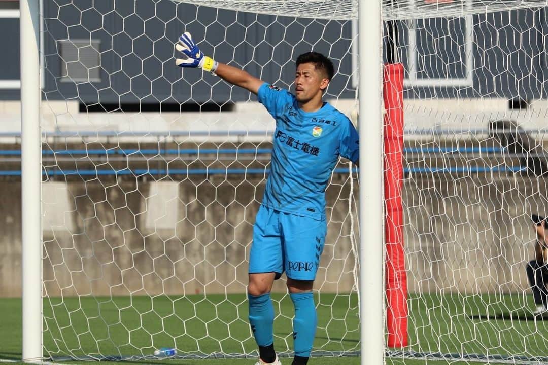 新井章太のインスタグラム：「vs いわき  遠いアウェイまで足を運んでくれたサポーターのみなさんの声は選手に届いています。 ブーイングされても仕方ない結果なのにも関わらず、強く叱咤激励してくれてありがとうございます！  21試合終わってもまだメンタル、スキルに波があるこのチーム状況を変えれるようにしていきます。 もちろん1番は自分に矢印向けてやっていきます！！  必ず全員で這い上がってみせます‼️  @jefunited_chiba_official  @precovery_japan  @precovery_korea  @norm_inc  @norm_standard  @soccerjunky_official  @innhero_japan  @unical_calcium」