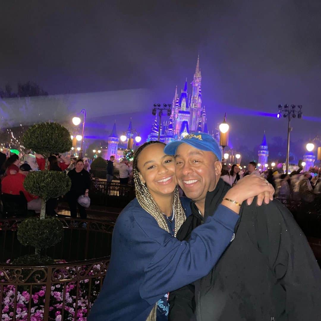 Nia Sioux Frazierさんのインスタグラム写真 - (Nia Sioux FrazierInstagram)「happy father’s day dad! you truly are the best. love you always🤍」6月19日 9時06分 - niasioux