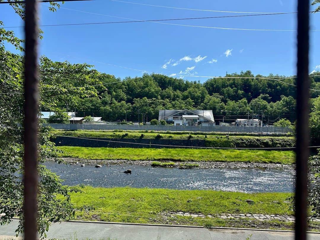 賀集利樹のインスタグラム：「・  #康楽館 ３日目の朝☀️ 川のせせらぎが聞こえる楽屋なんてそうそうあるもんじゃない。幸せだなぁ。 本日も最高の劇場で最高の舞台を！」
