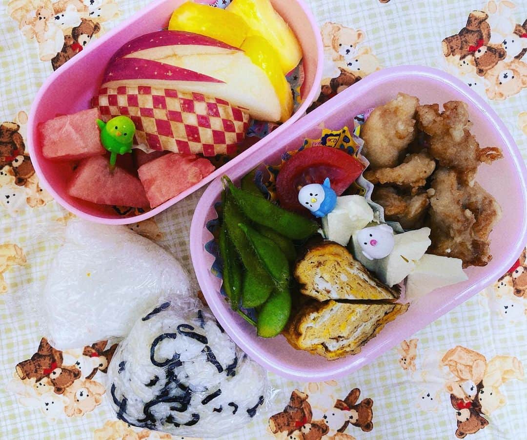 のインスタグラム：「次女の遠足👟 唐揚げ弁当にしたよ🍱 行ってらっしゃい💗  #お弁当　#弁当　#lunchbox #次女　#遠足　#子育て　#三姉妹　#三姉妹ママ」